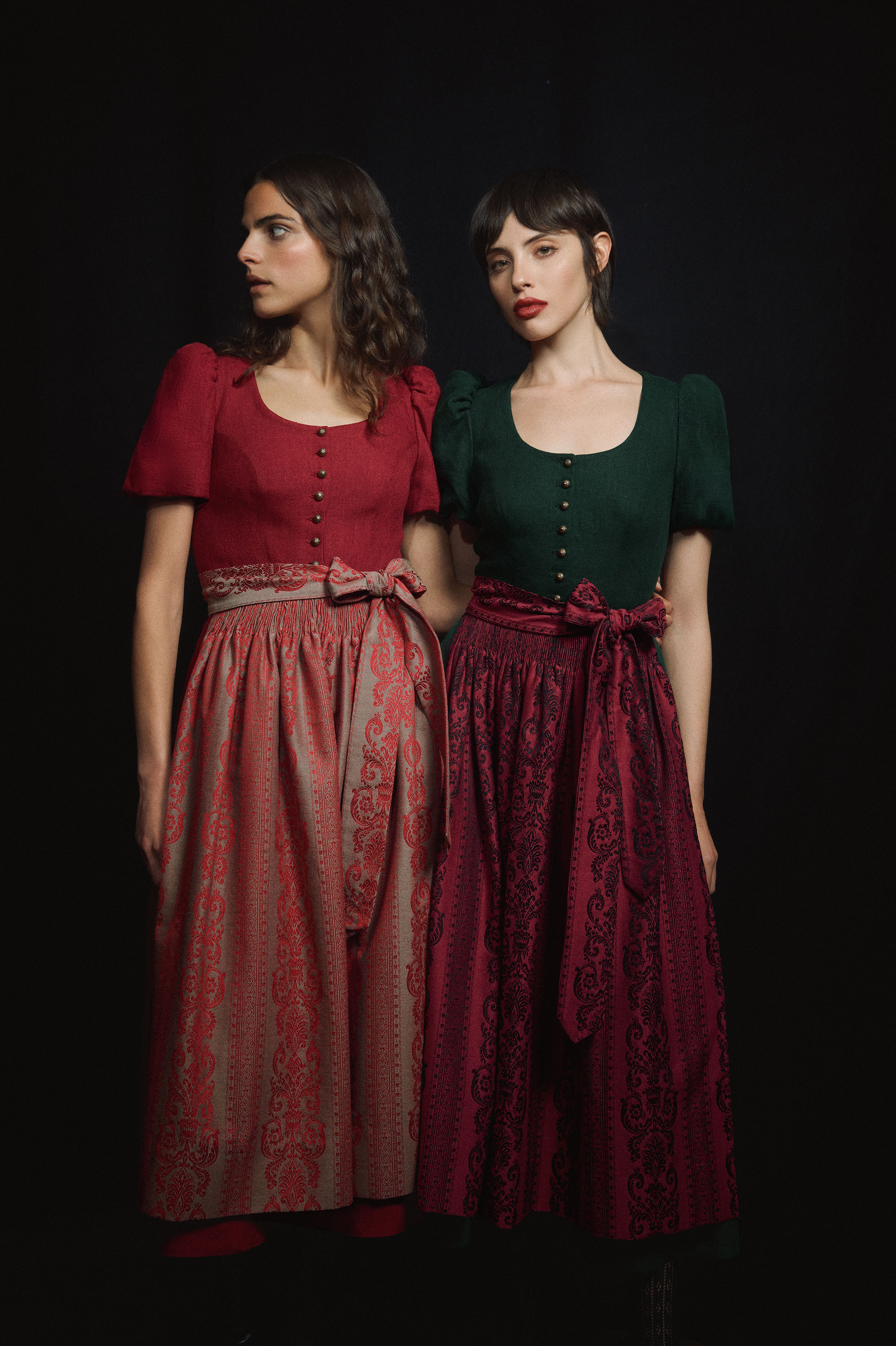 gottseidank-dirndl-margret-mit-kurzem-puffarm-und-faltenrock image 2