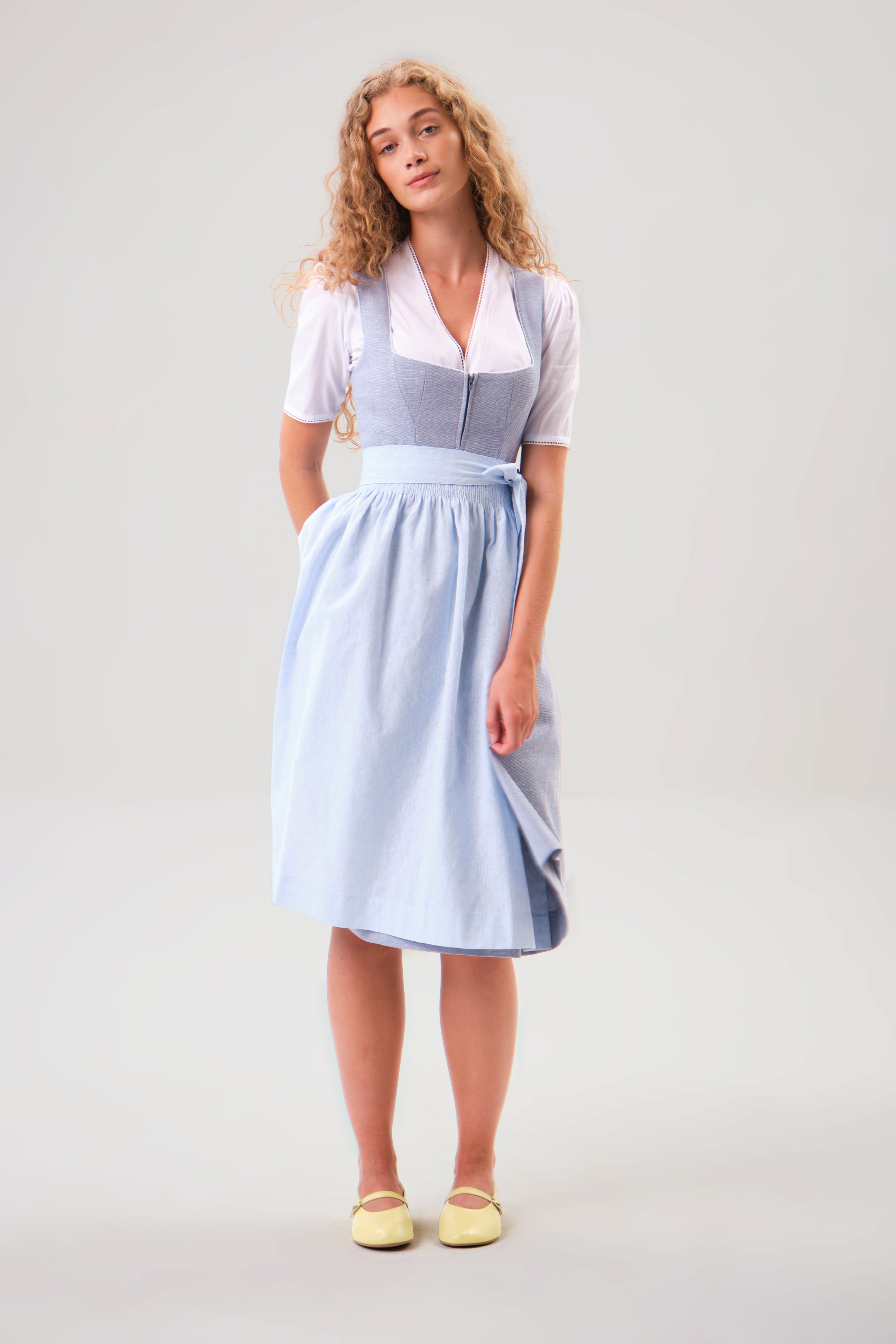 felicitas-damen-dirndl-deliah-rauchblau-leinen image 1