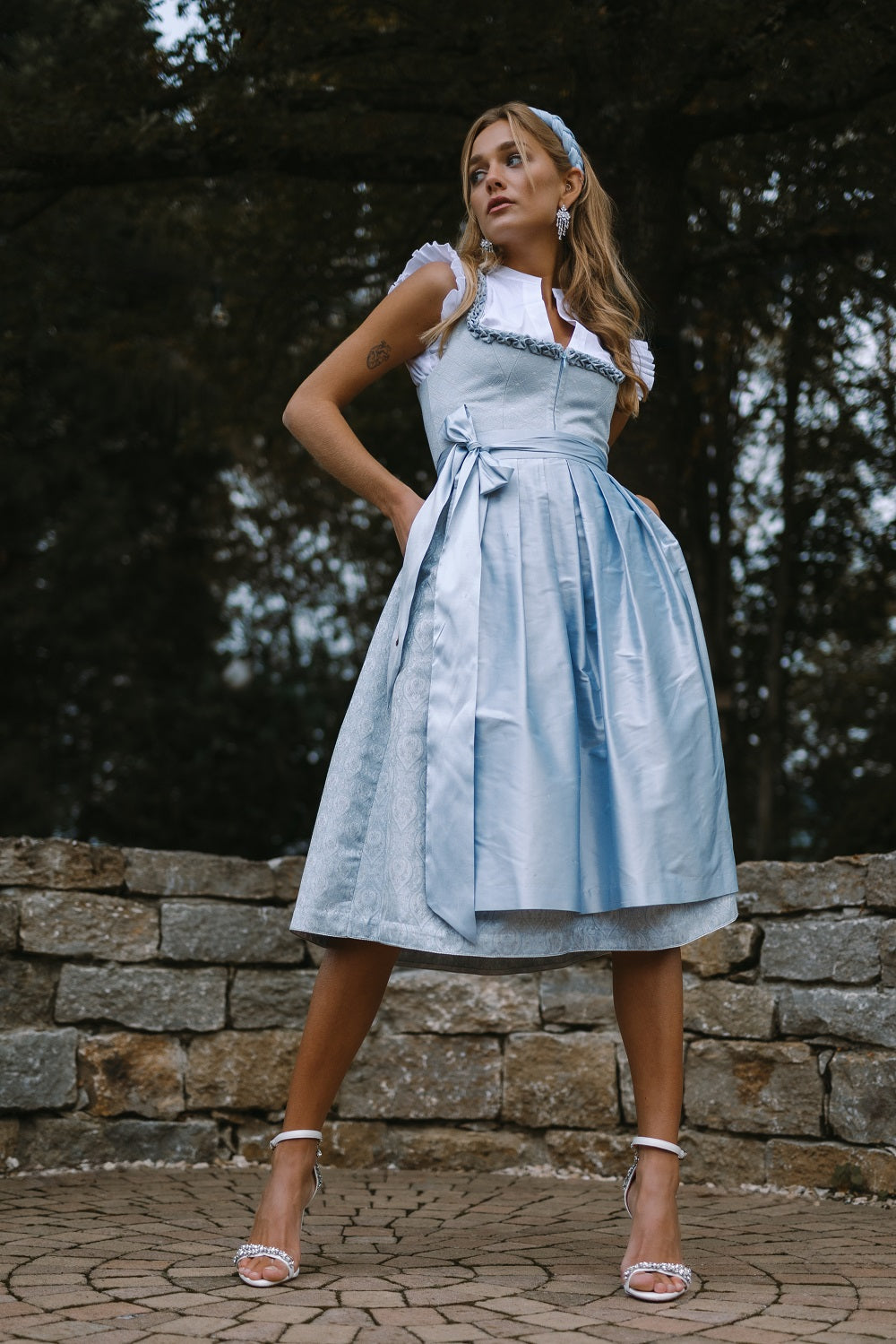 alpenherz-dirndl-belinda-mit-froschm-ulchen-in-hellblau image 3