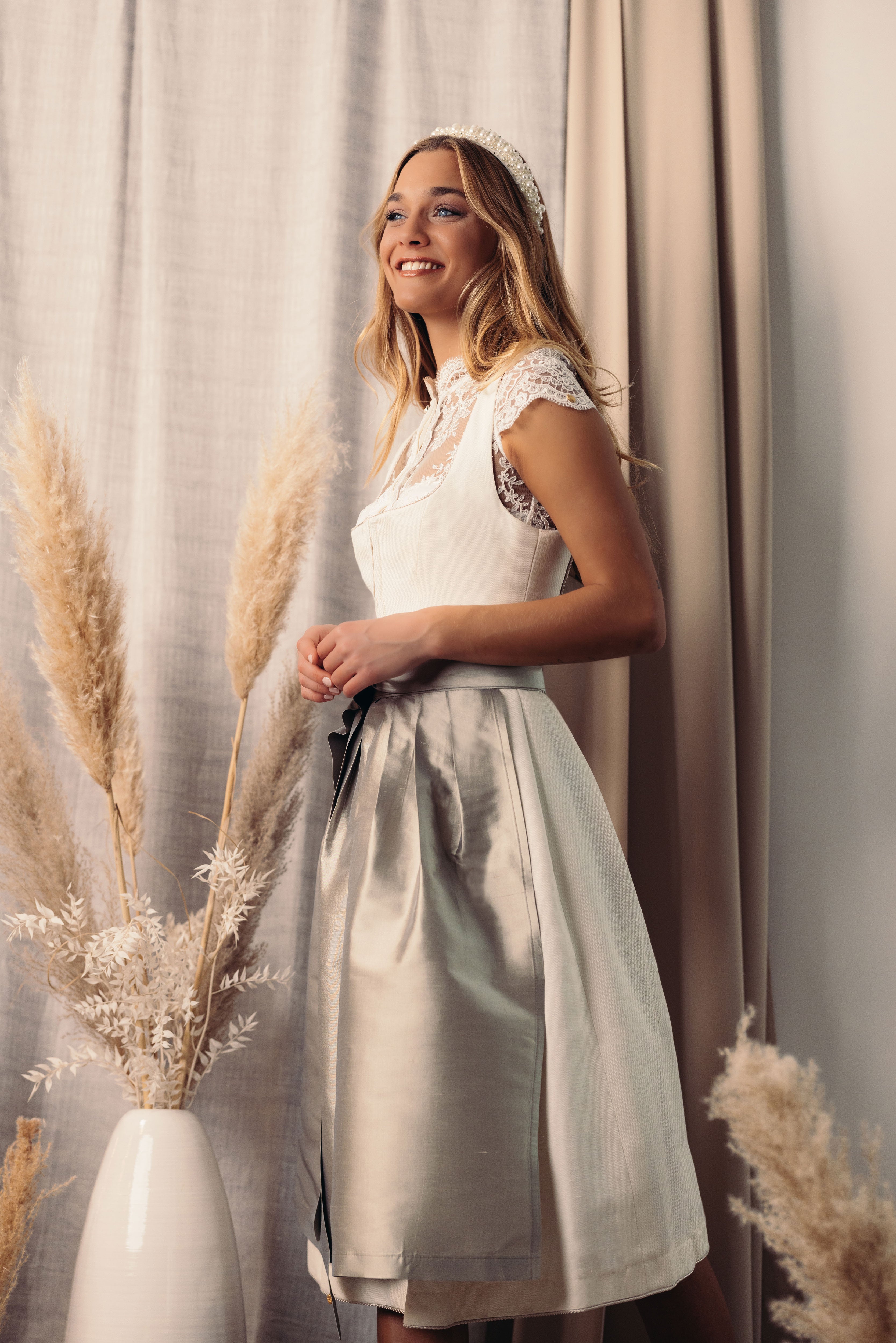 alpenherz-dirndl-jula-hochzeit-brautdirndl-ecrue-mit-seidensch-rze image 3