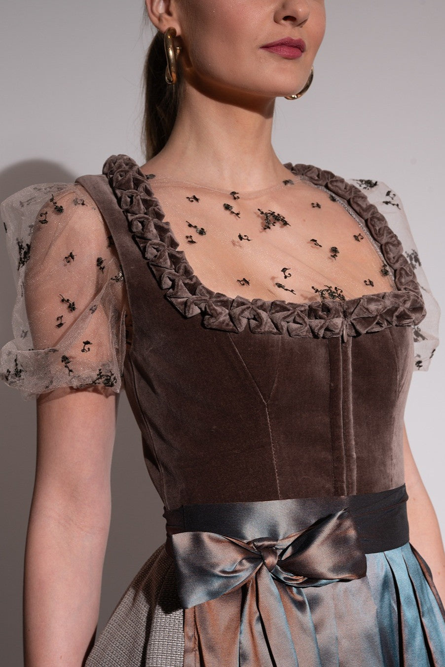 alpenherz-bluse-kim-puffarm-schwarz-oliv-mit-stickerei image 2