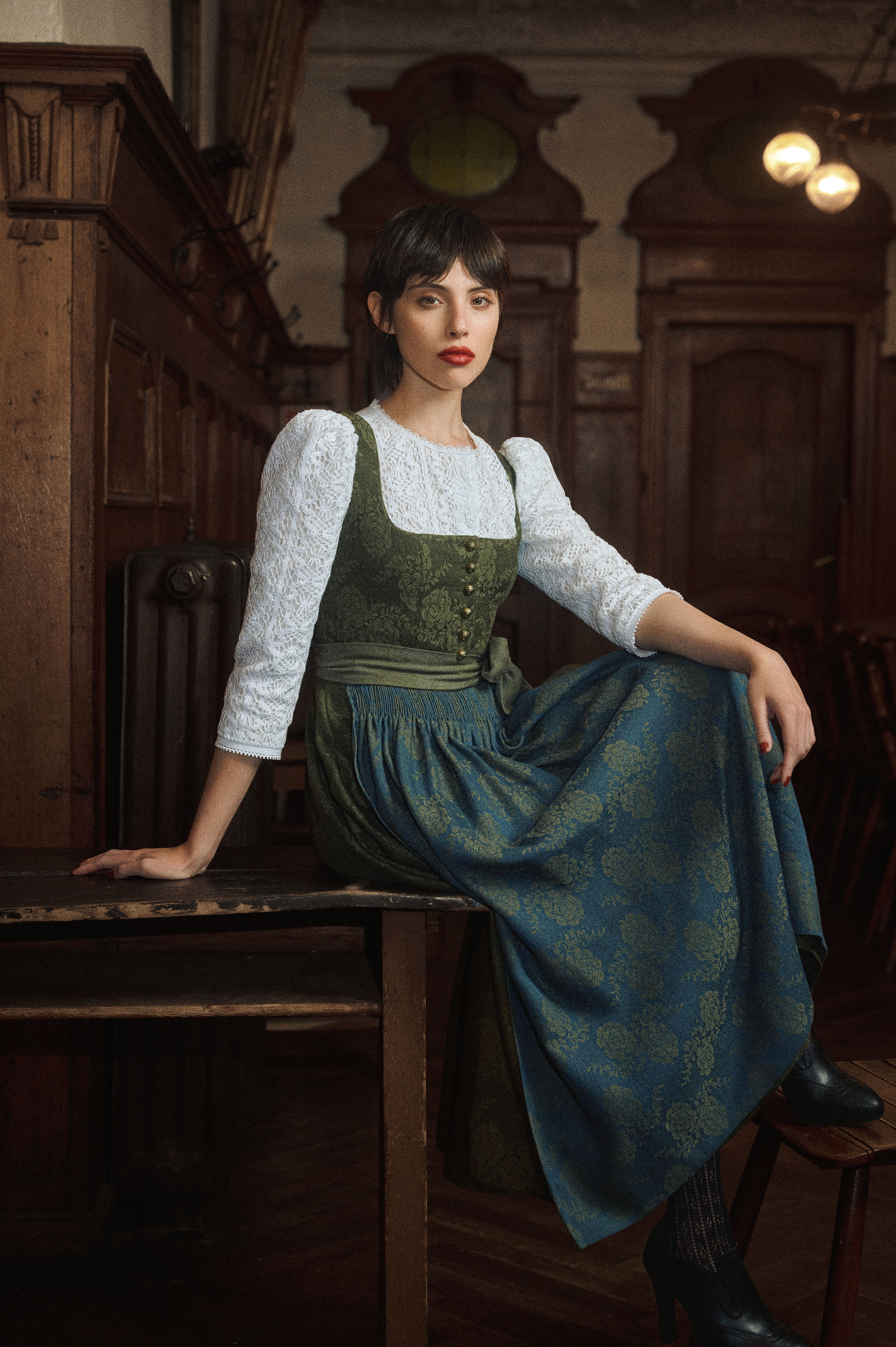gottseidank-dirndl-babette-dirndl-mit-geradem-ausschnitt-und-faltenrock image 2