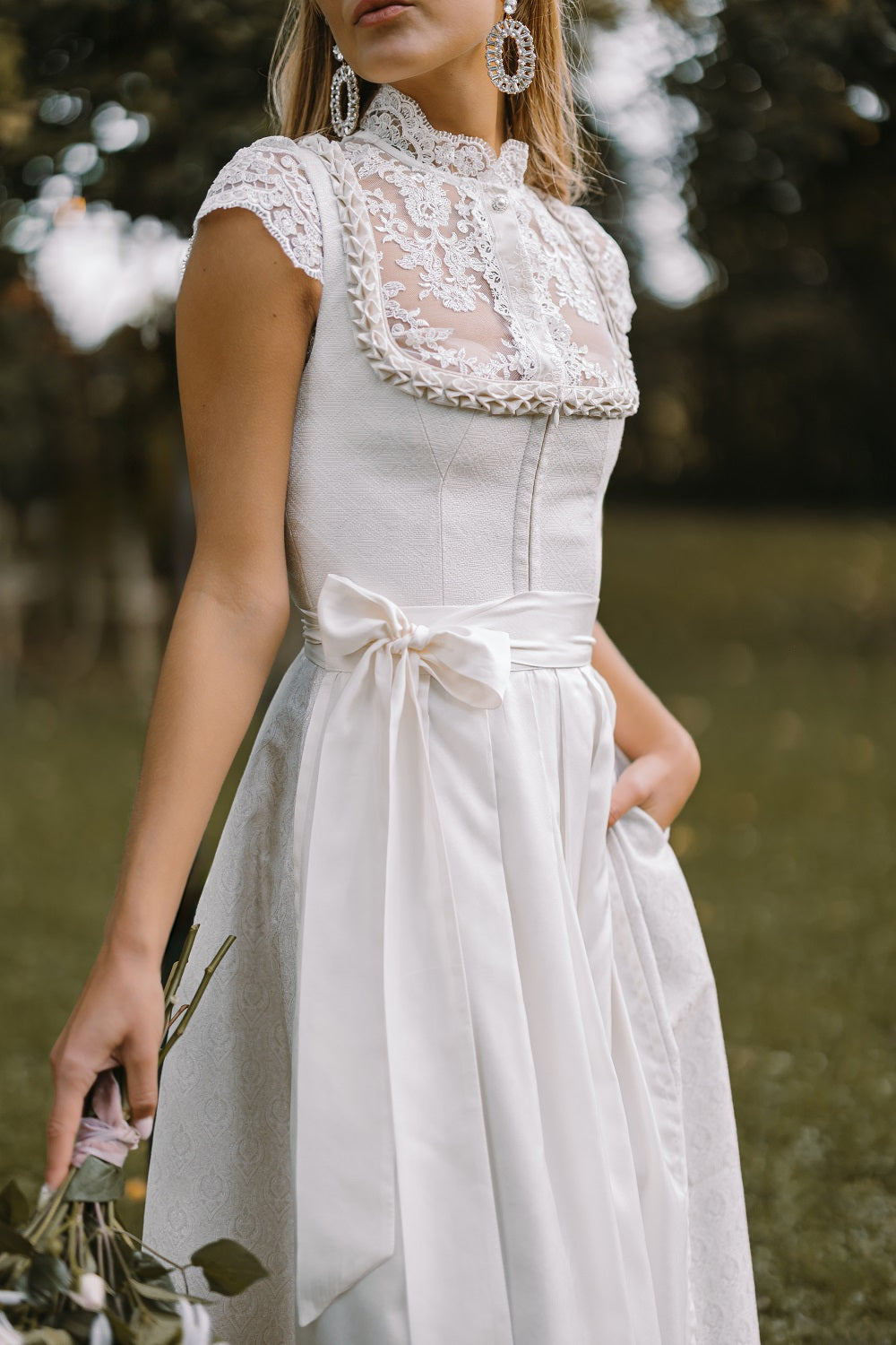 alpenherz-dirndl-belinda-hochzeitsdirndl-ecru-mit-froschm-ulchen image 4