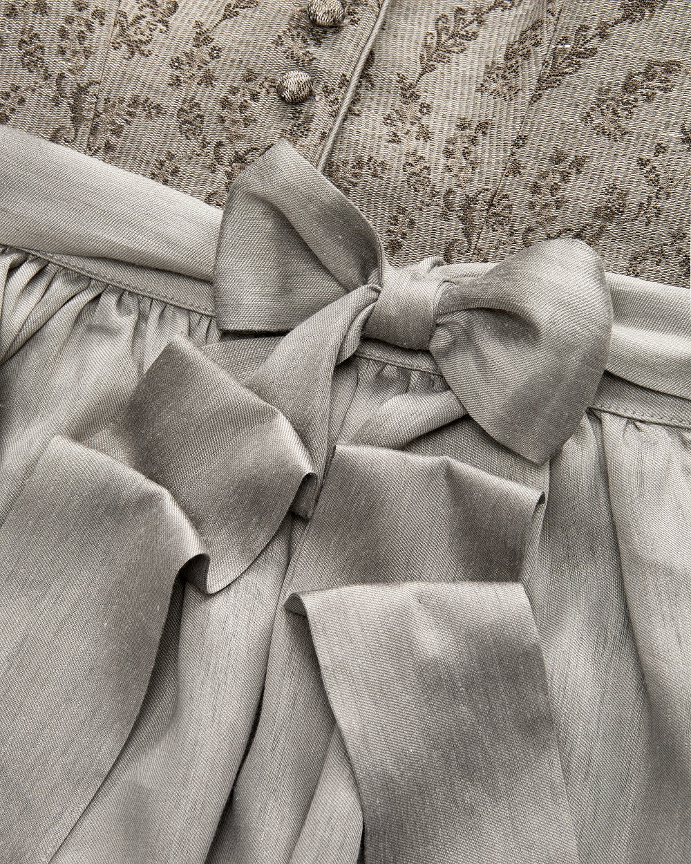 alpenherz-dirndl-frieda-taupe-80cm-mit-abnehmbarem-puffarm image 6
