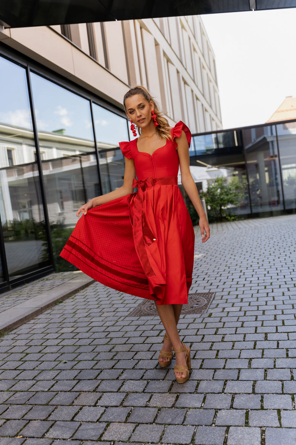 alpenherz-dirndl-marie-rot-mit-abnehmbarem-fl-gelarm image 3