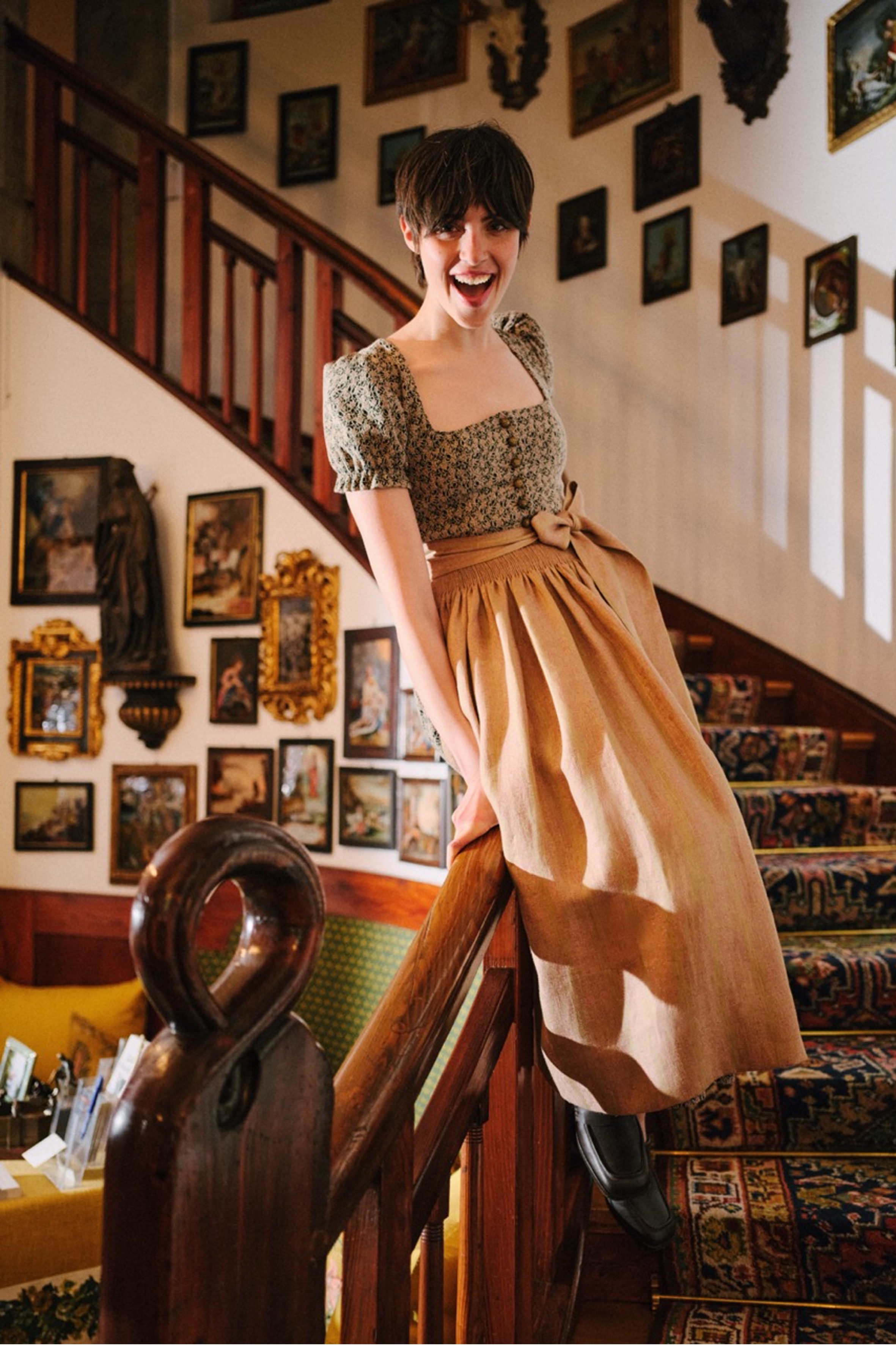 gottseidank-dirndl-elodie-dirndl-mit-geradem-ausschnitt-und-kurzem-puffarm-2 image 2