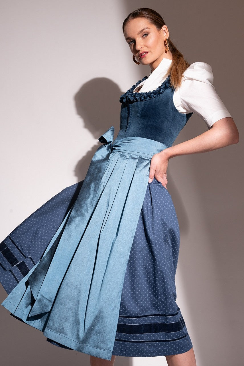 alpenherz-dirndl-josephine-mit-seidensch-rze-mittelblau image 1