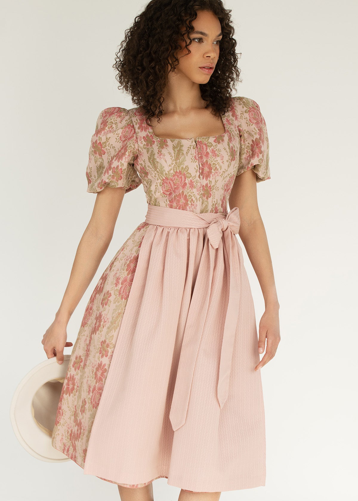 alpenherz-dirndl-barbara-puffarm-dirndl-in-rosa-floral-jacquard image 1