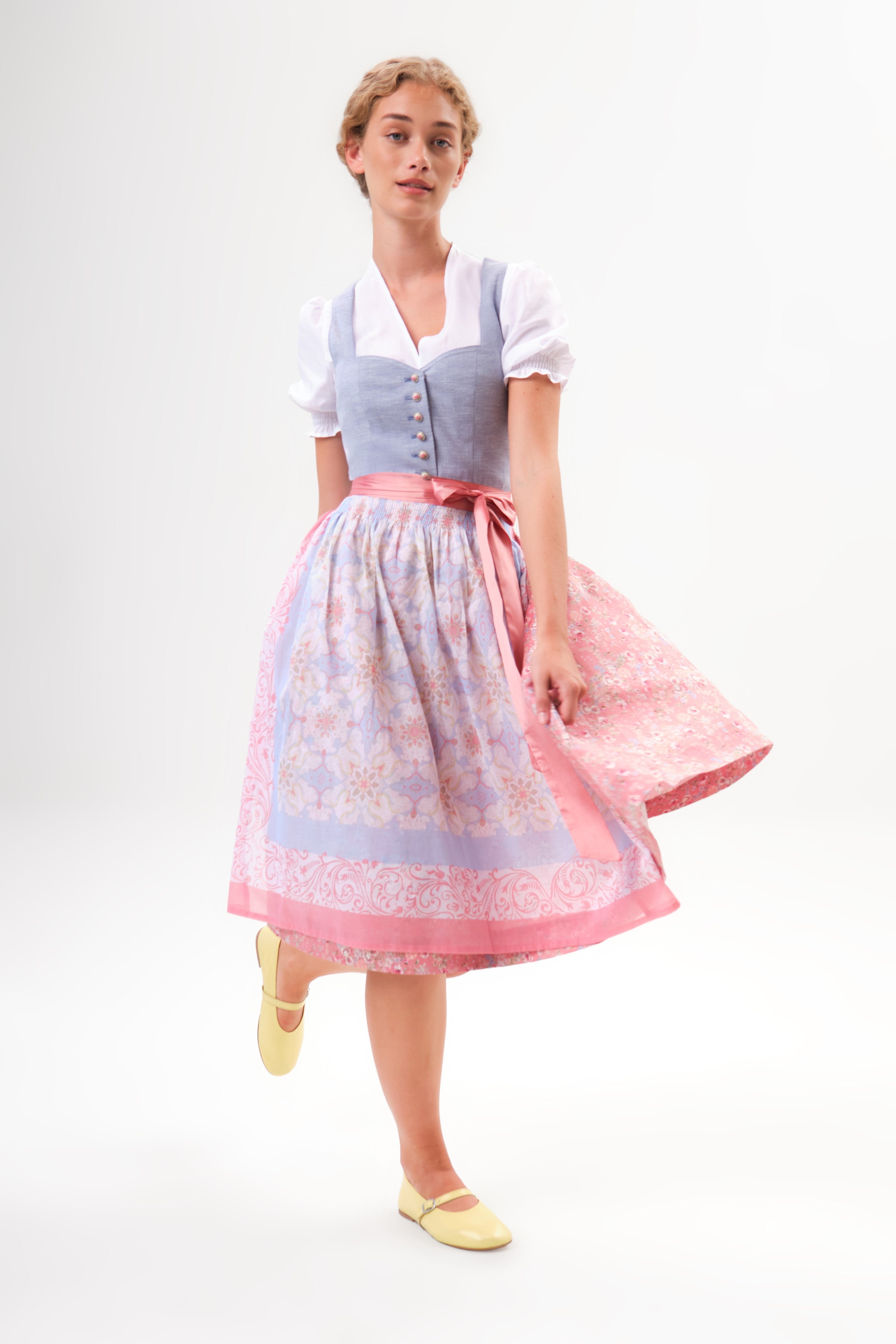 felicitas-dasha-damen-dirndl-herzausschnitt-himmelblau-rosa image 1