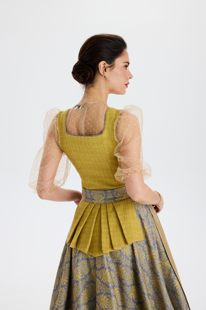 traumtrachten-dirndl-isabella-in-goldgelb image 7