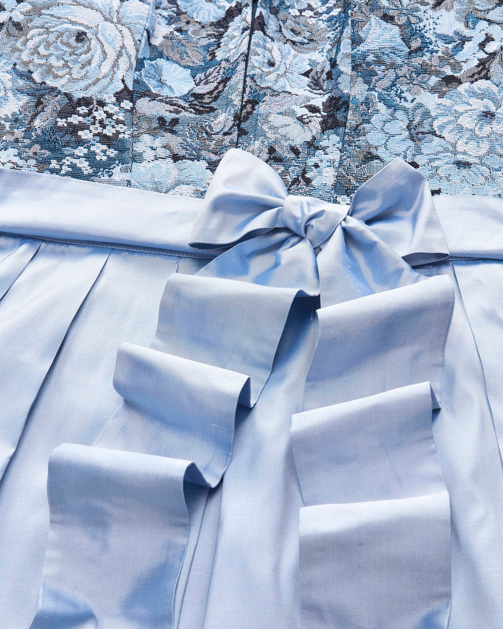 alpenherz-dirndl-belle-hellblau-mit-bl-tendesign image 4