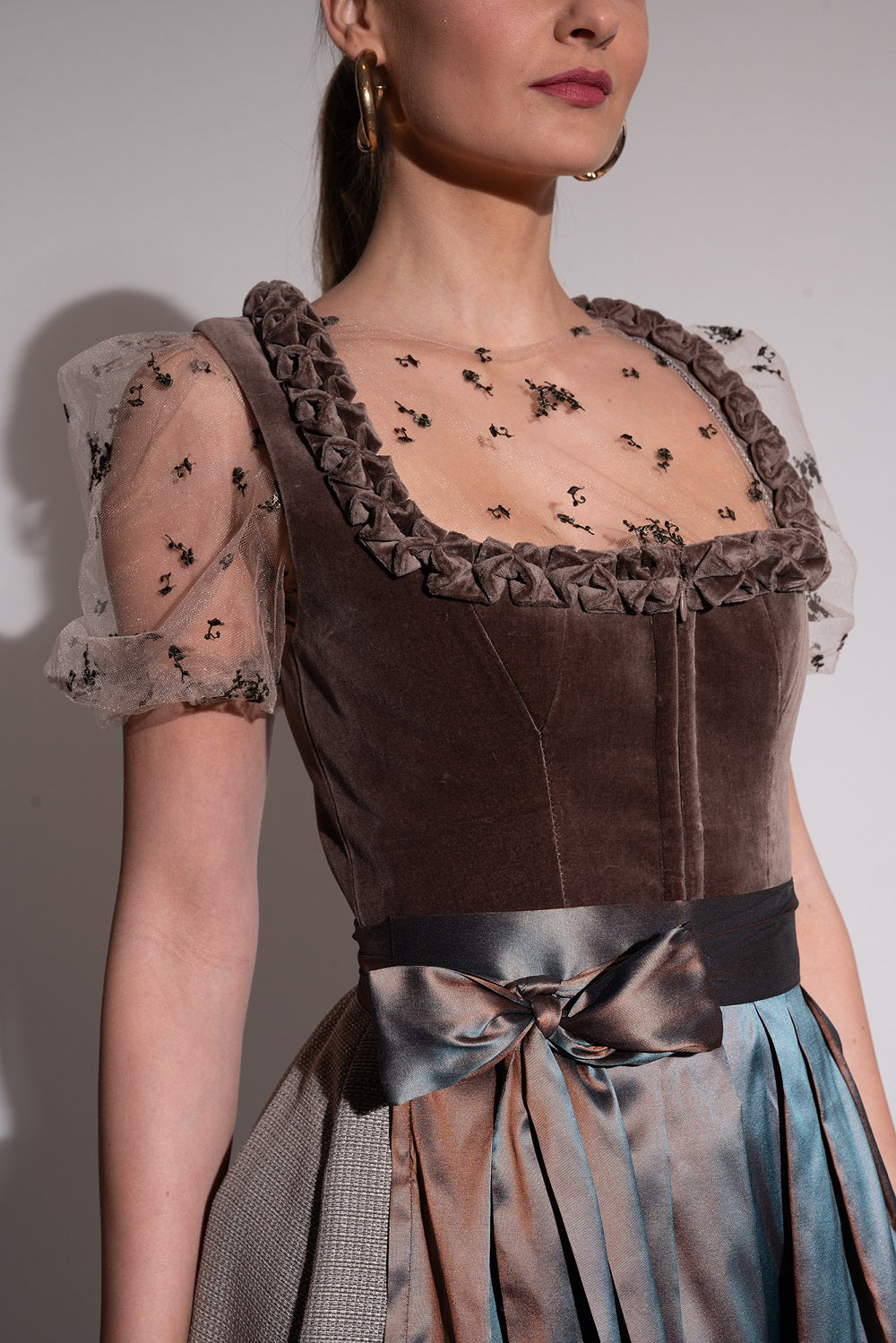 alpenherz-dirndl-rosalie-mocca-mousse-samt-dirndl image 4