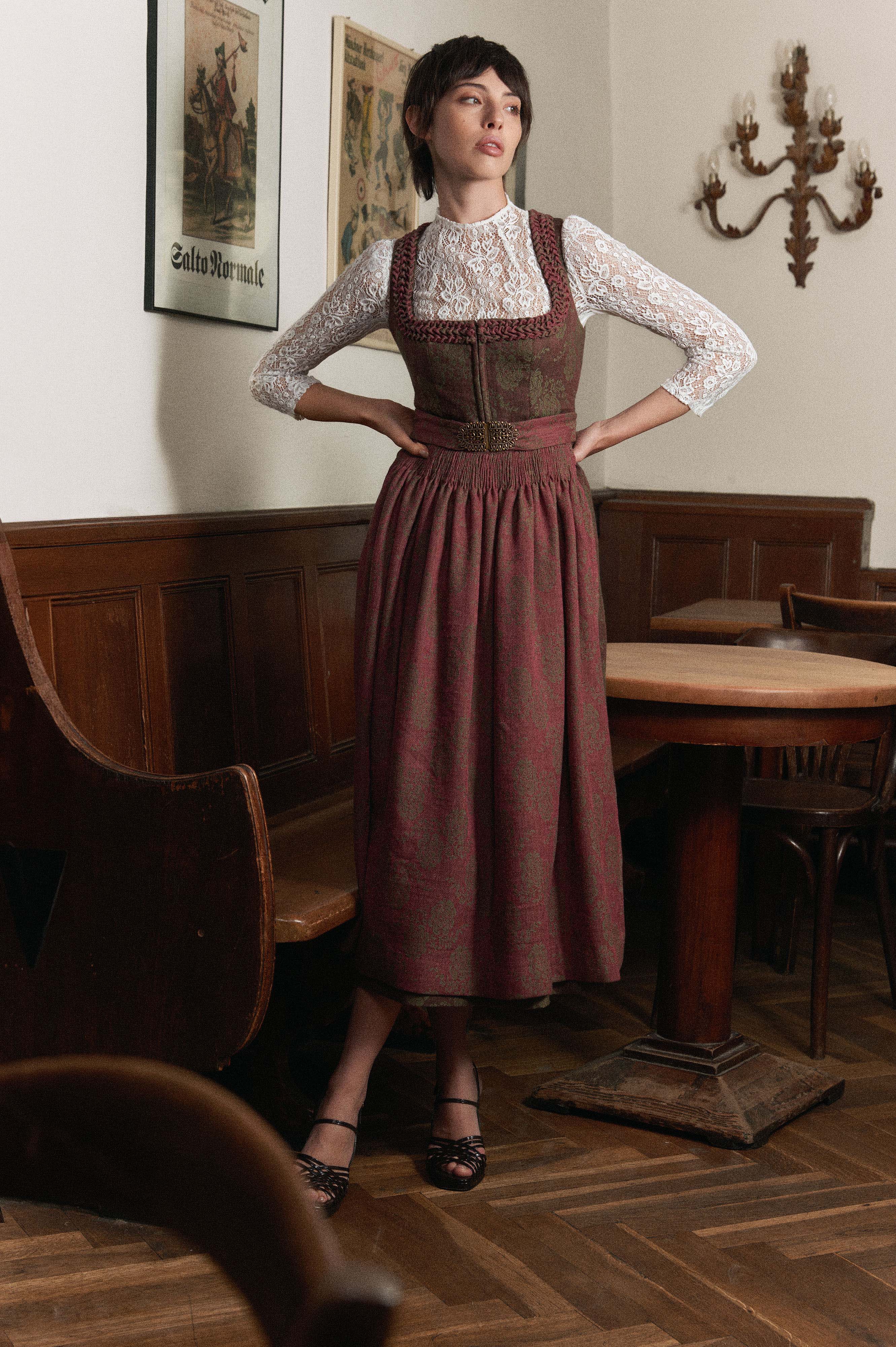 gottseidank-dirndl-vreni-dirndl-mit-herzchenr-sche-und-haken image 2