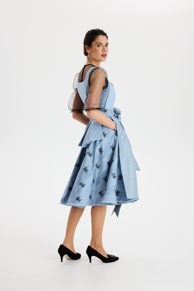 traumtrachten-dirndl-livia-in-hellblau image 7