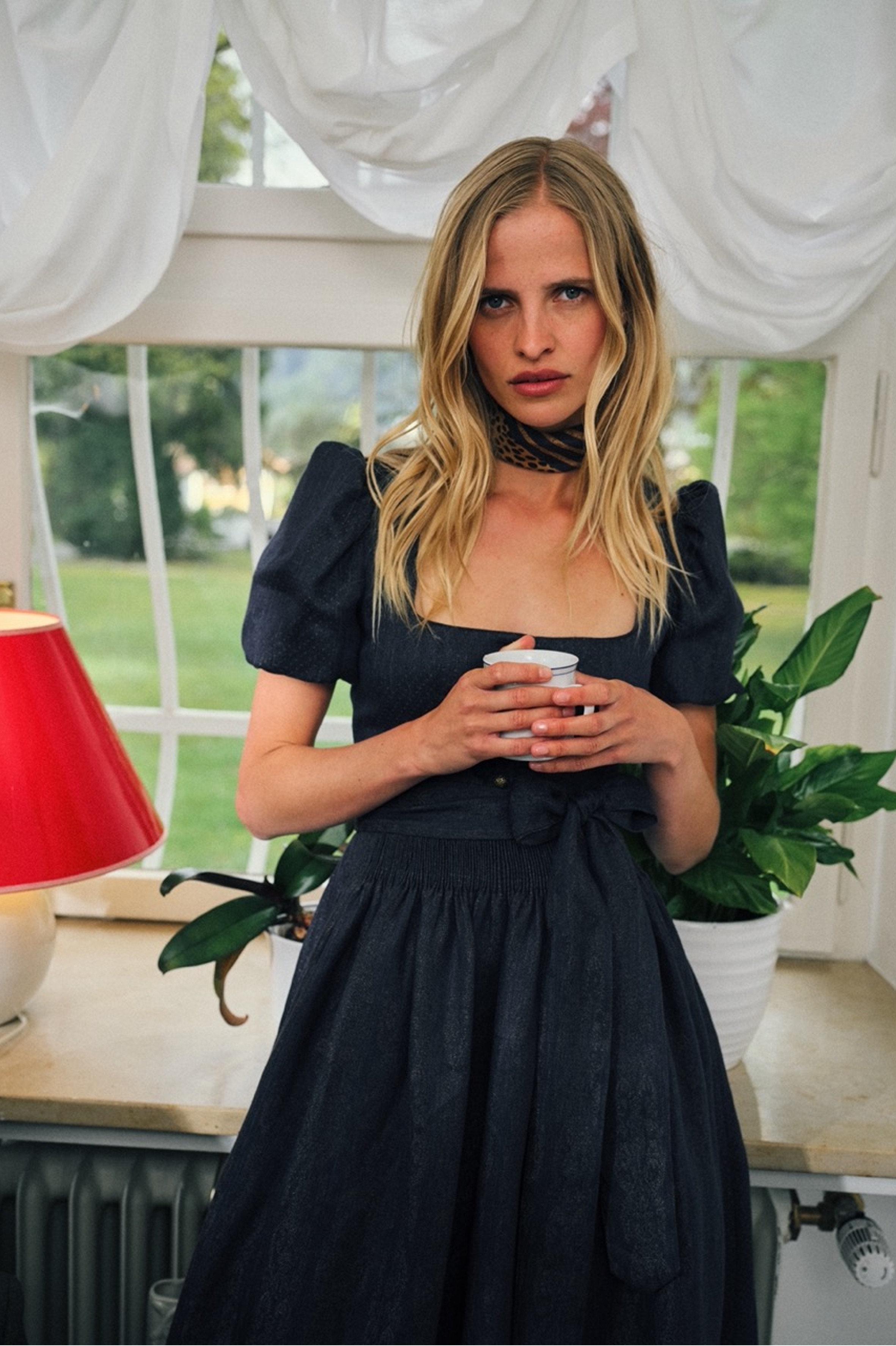 gottseidank-dirndl-laura-dirndl-mit-geradem-ausschnitt-und-kurzem-puffarm-3 image 2