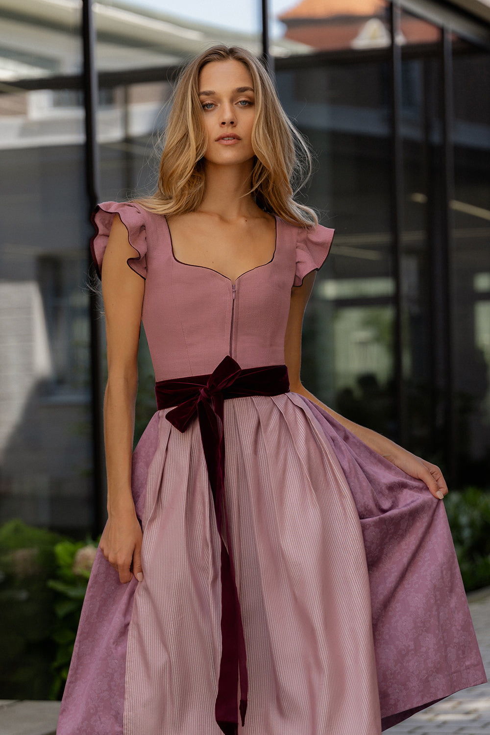 alpenherz-dirndl-marie-mit-abkn-pfbarem-fl-gelarm-berry-s-blush image 2