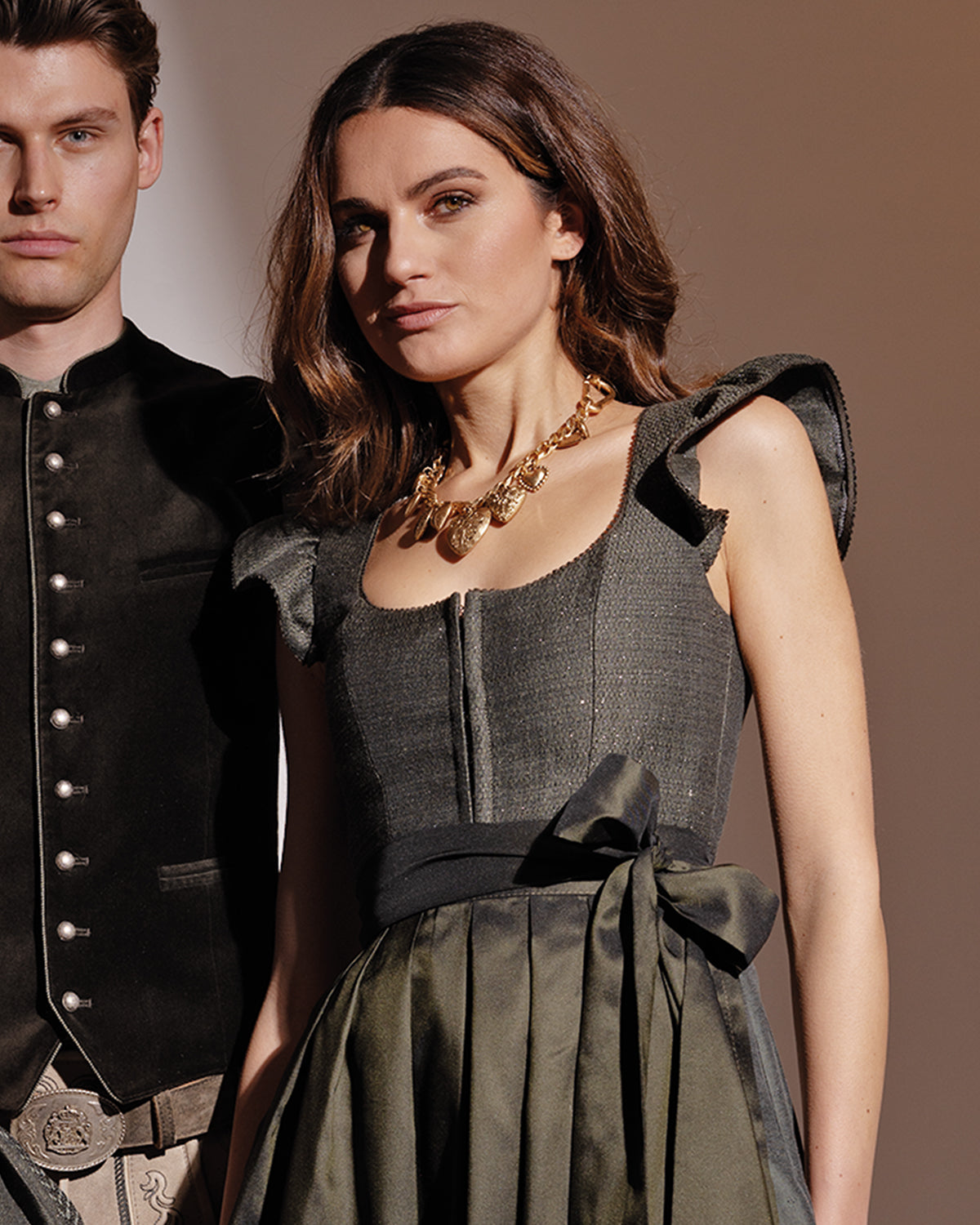 alpenherz-dirndl-ida-fl-gelarm-jacquard-dirndl-damen-oliv image 3
