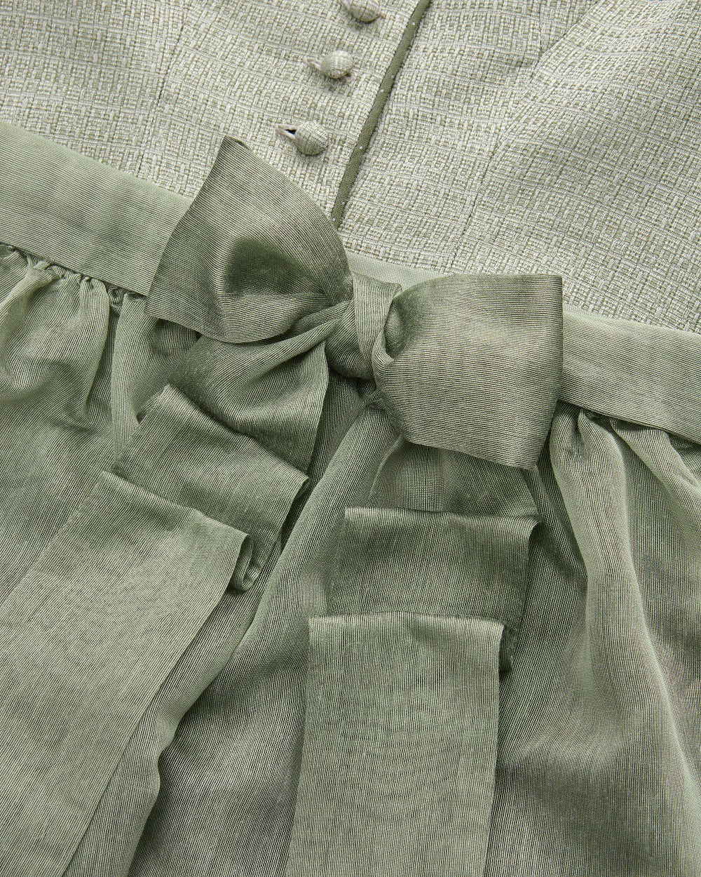alpenherz-dirndl-greta-mit-knopf-jacquard-dirndl-eukalyptus image 3