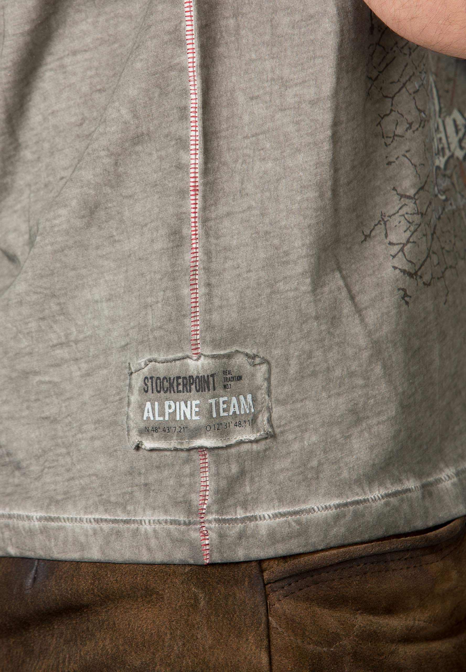 stockerpoint-herren-berghero-trachtenshirt-hirsch-print-v-ausschnitt image 6
