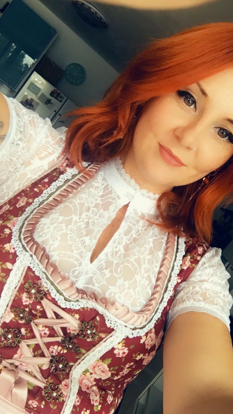 Sitzz top unter dem Dirndl