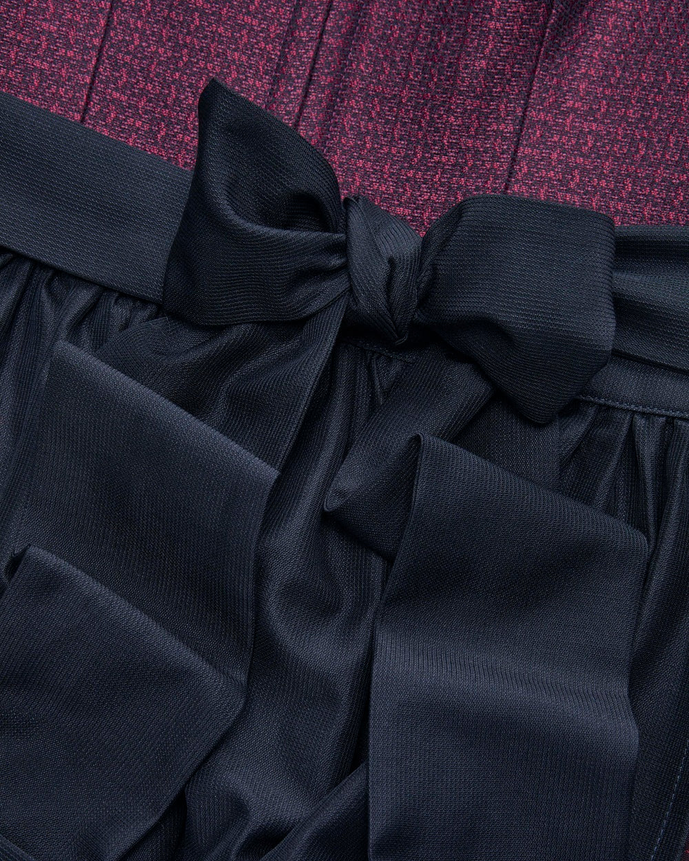 alpenherz-dirndl-greta-dunkelblau-beere-jacquard image 3