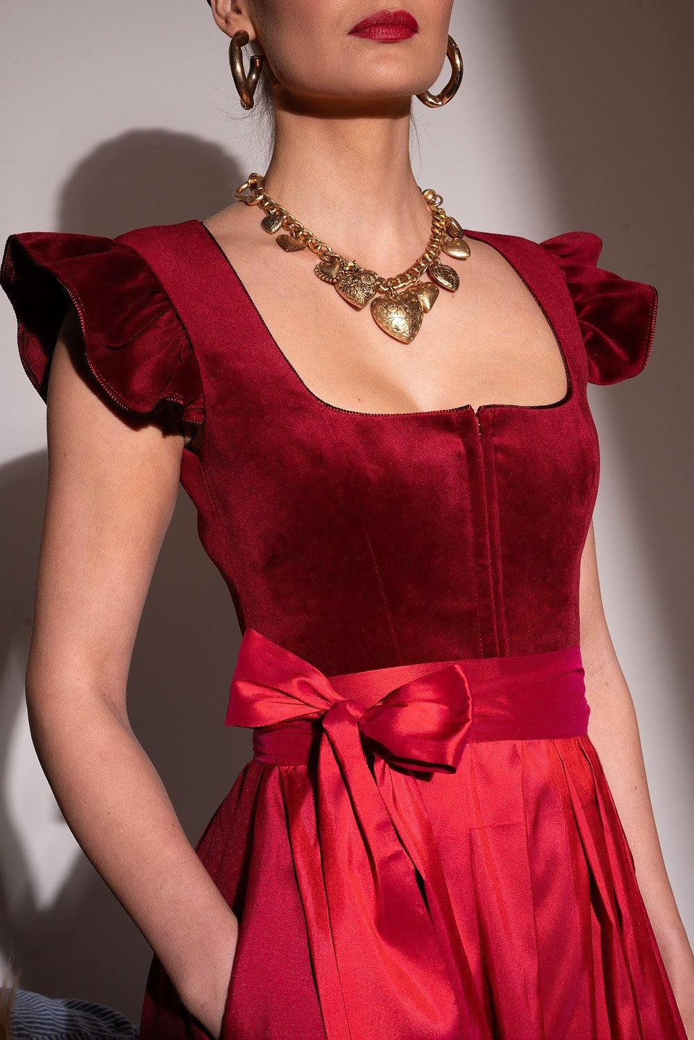 alpenherz-dirndl-ruby-3-in-1-samt-dirndl-in-kirschrot image 7