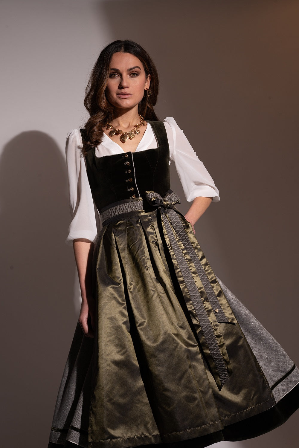 alpenherz-dirndl-ivy-samt-dirndl-oliv-mit-knopfleiste image 2
