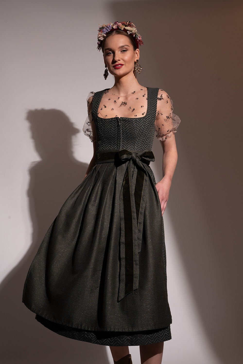 alpenherz-dirndl-claudia-jacquard-dirndl-oliv-mit-gold image 2
