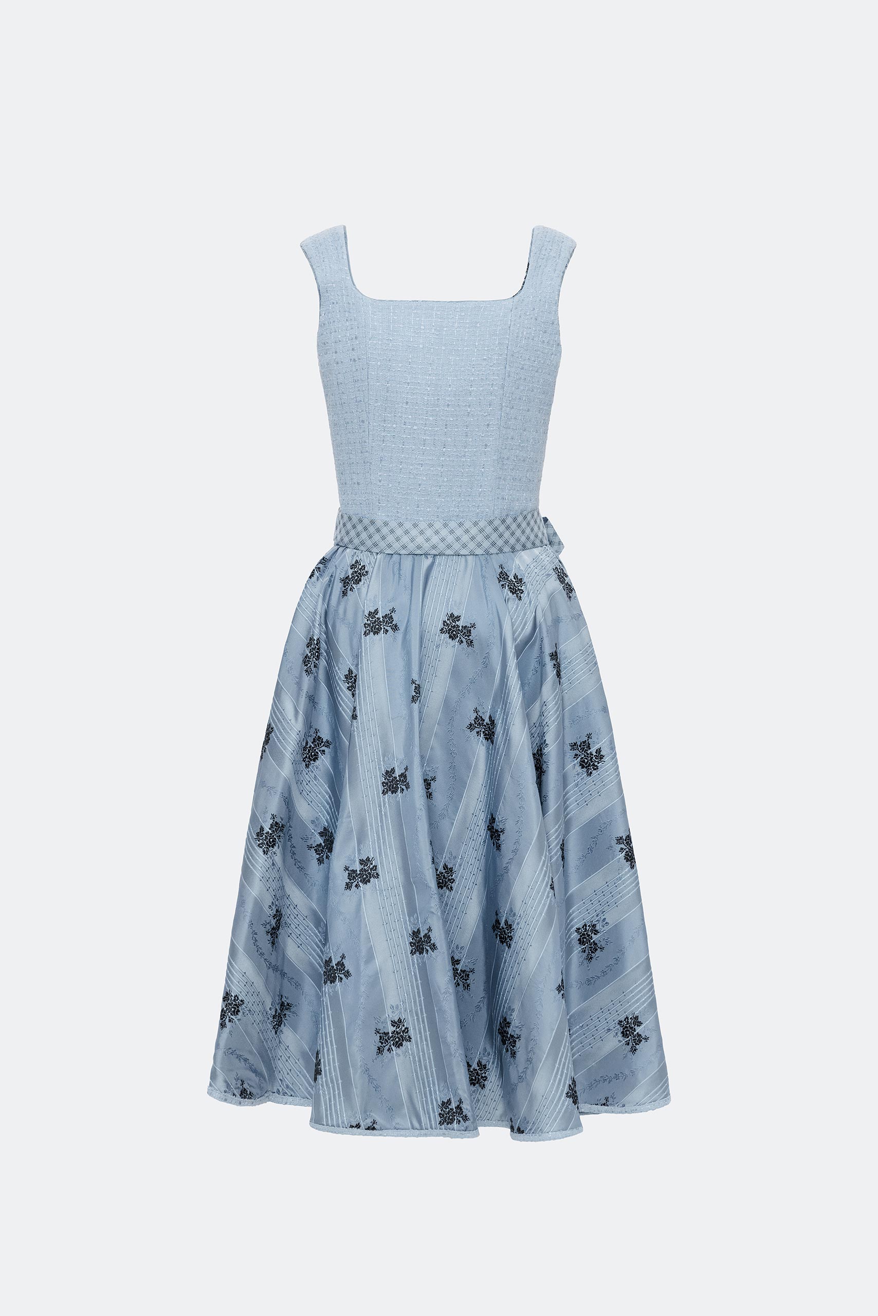 traumtrachten-dirndl-livia-in-hellblau image 2