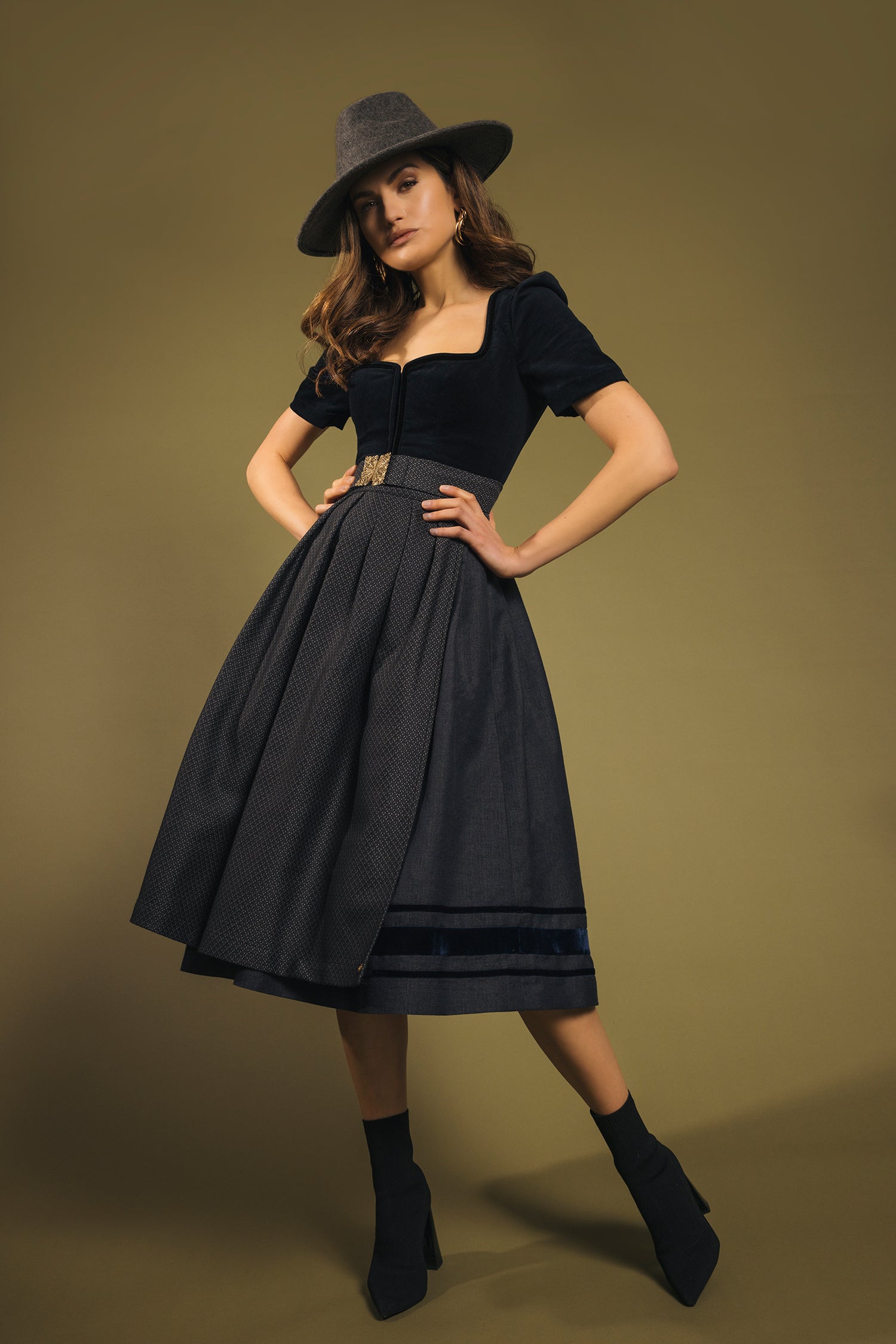 alpenherz-dirndl-amalie-schwarzblau-75cm-cord-puffarm image 2