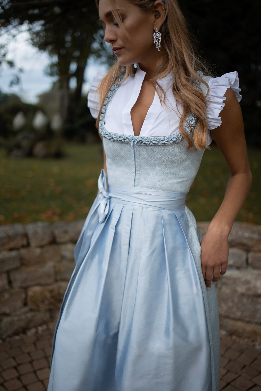alpenherz-dirndl-belinda-mit-froschm-ulchen-in-hellblau image 4