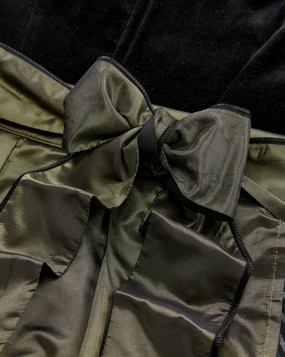 alpenherz-dirndl-velvet-samt-dirndl-schwarz-oliv-mit-fl-gel-rmchen image 6