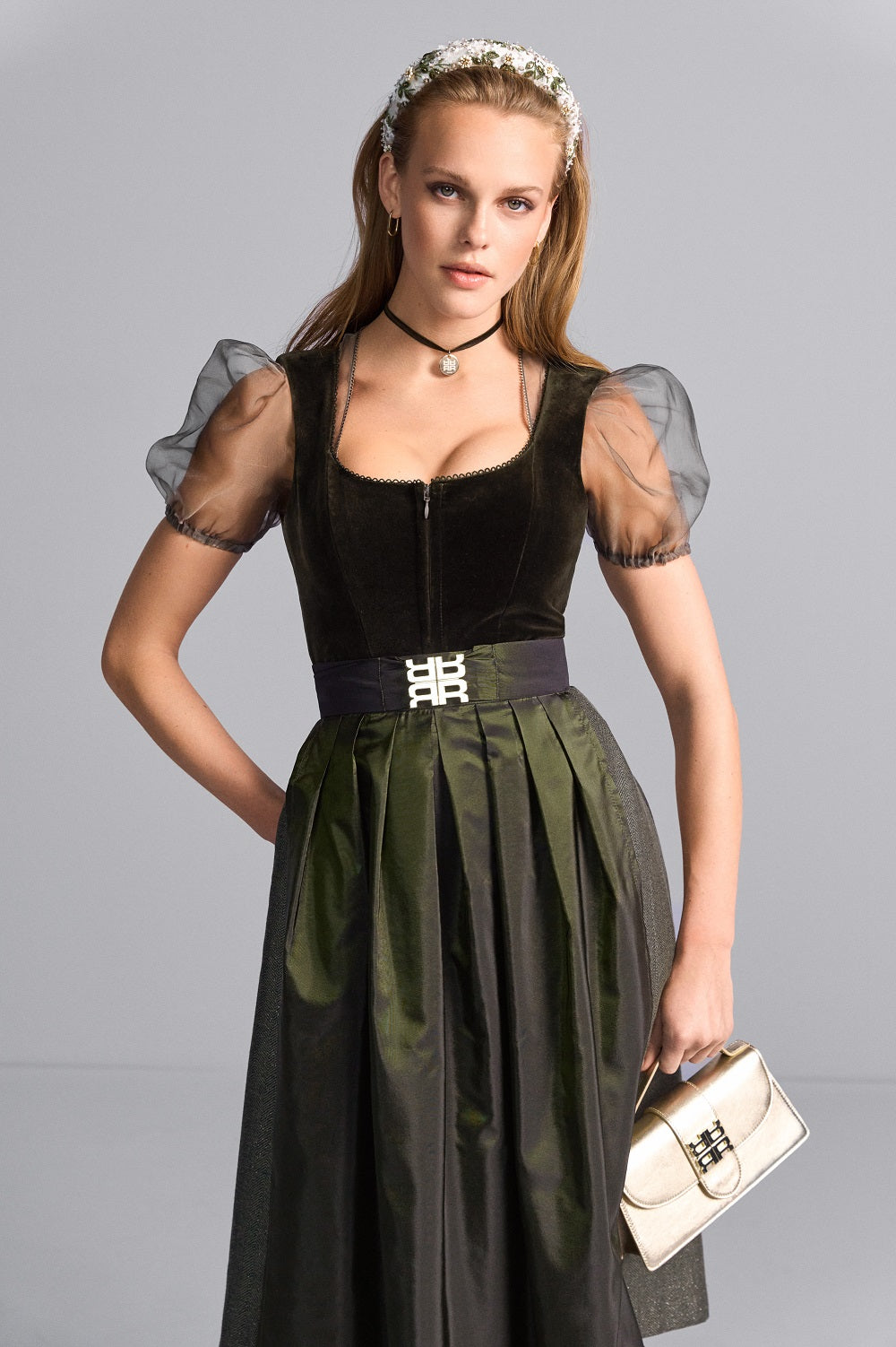 alpenherz-x-riani-dirndl-tina-oliv-samtmieder image 3