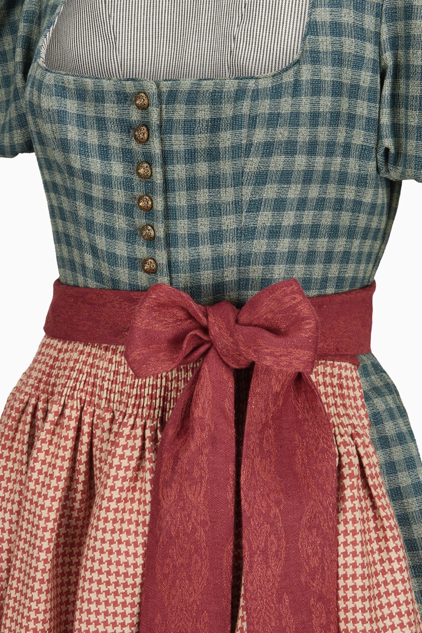 gottseidank-dirndl-laura-mit-geradem-ausschnitt-und-kurzem-puffarm image 3