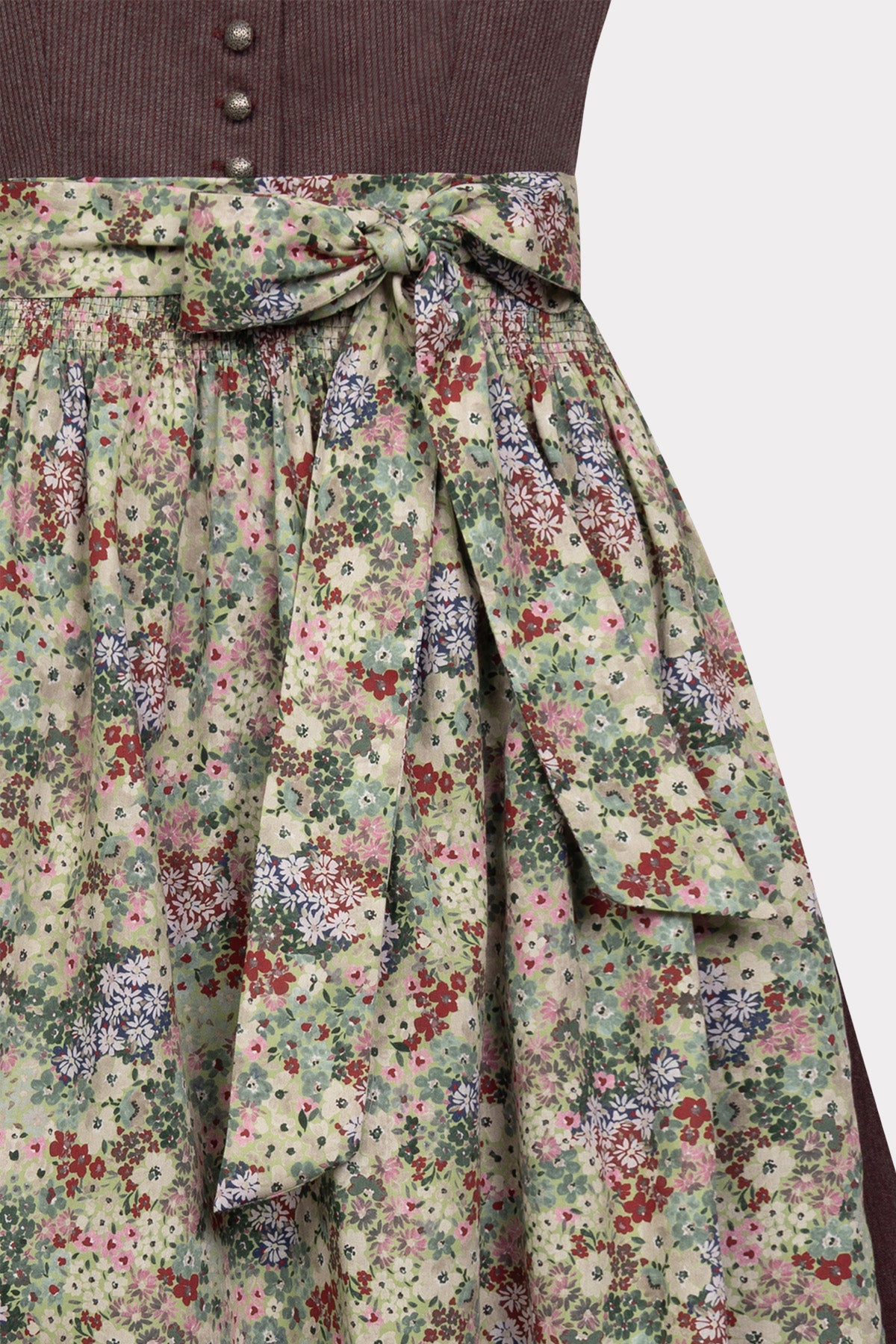 felicitas-damen-dirndl-dasha-kirsch-mit-herzausschnitt image 4