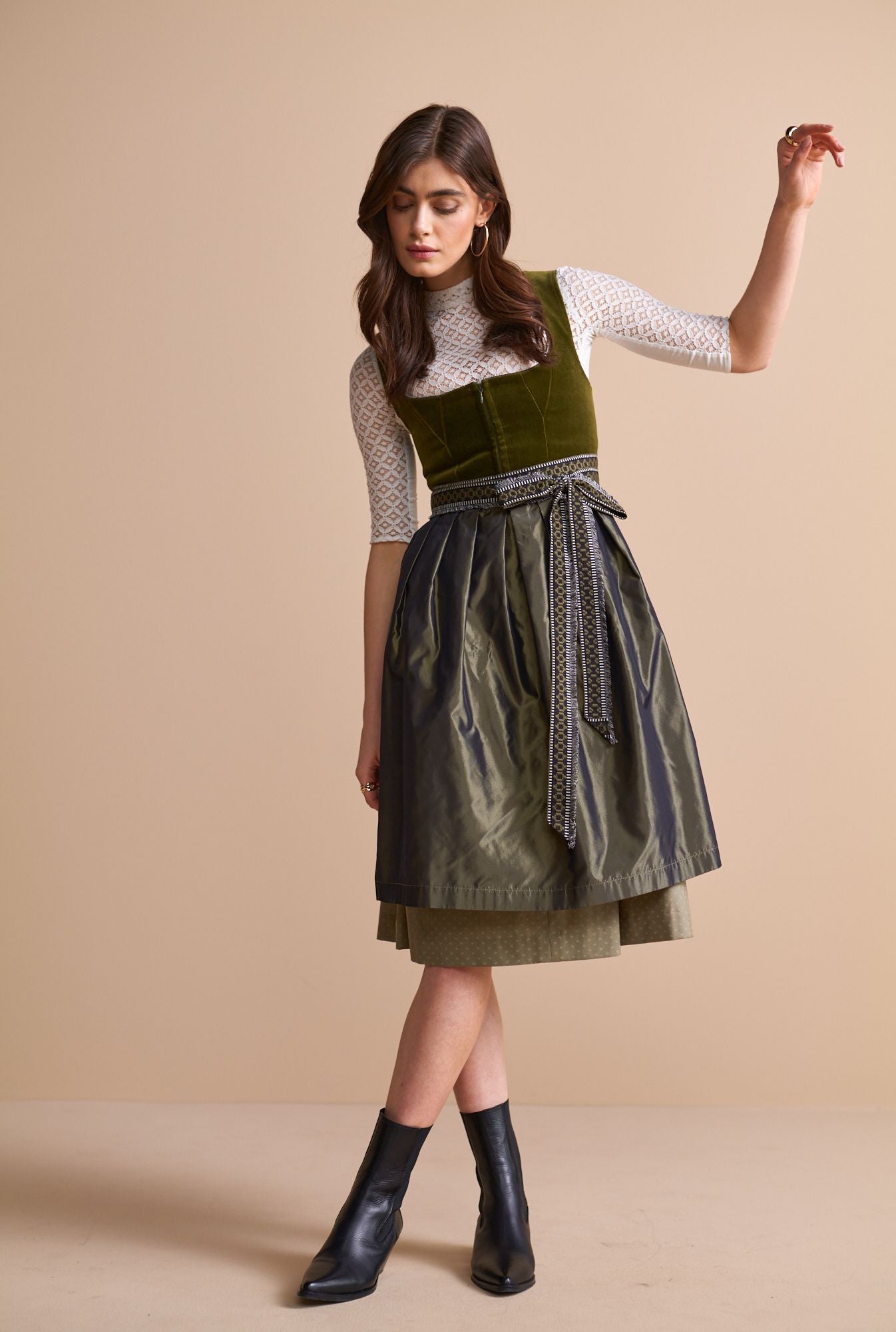 alpenherz-x-riani-dirndl-riani-samtmieder-oliv image 3