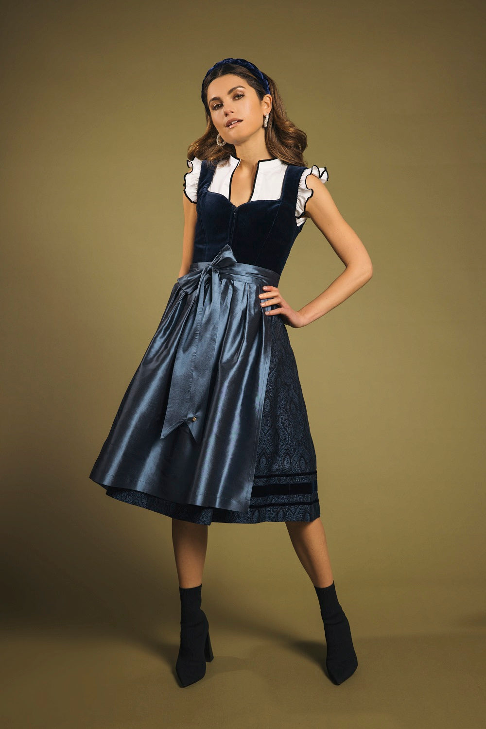 alpenherz-samtdirndl-melissa-mit-abkn-pfbarem-arm-blau-mit-seidensch-rze image 5
