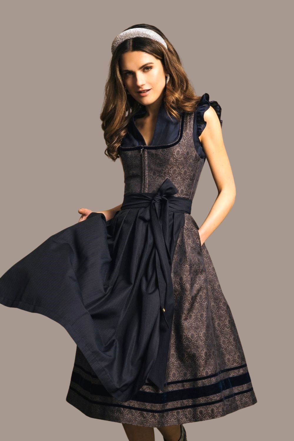 alpenherz-dirndl-franzi-75cm-braun-blau-samtborte image 1