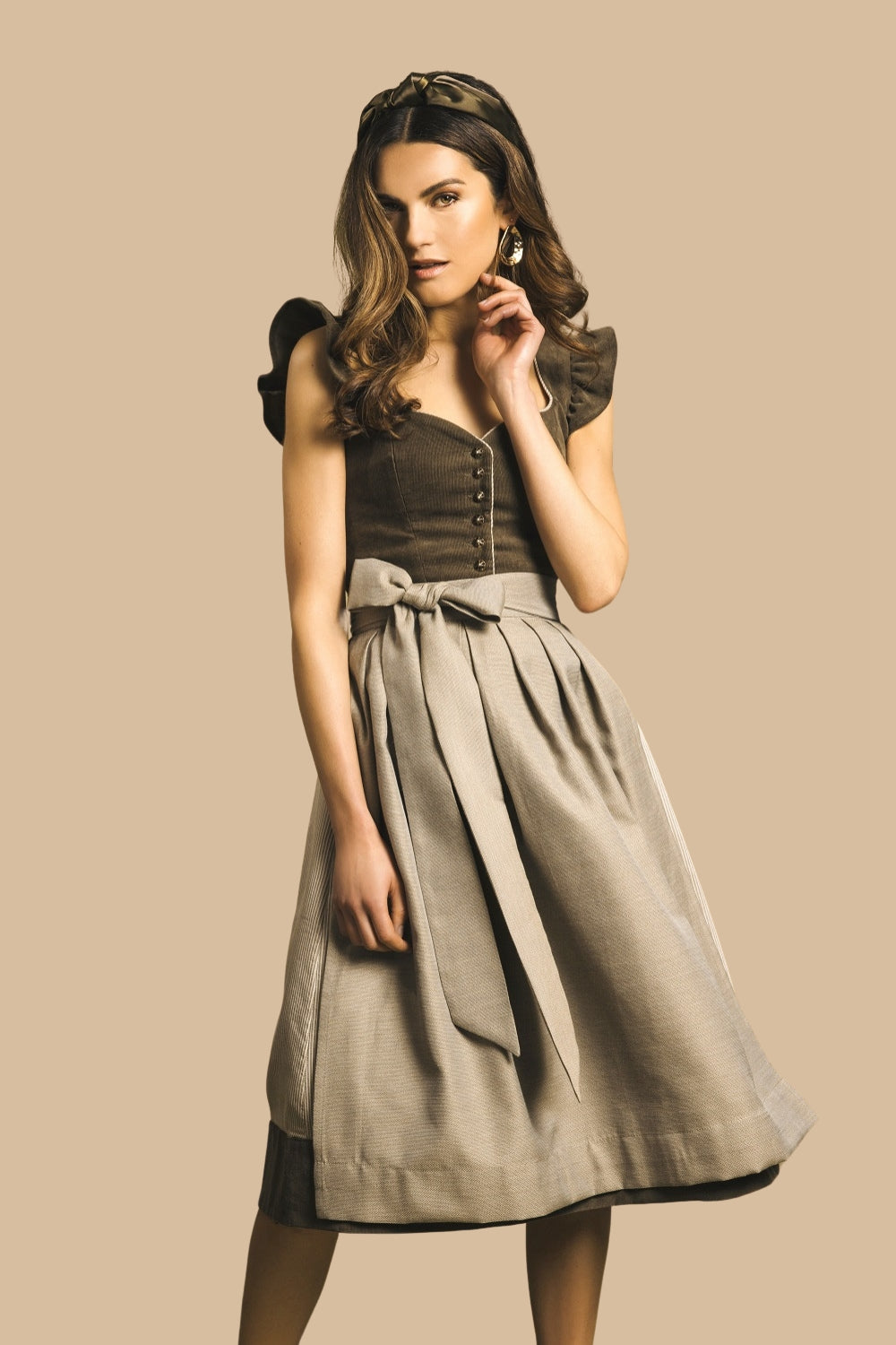 alpenherz-dirndl-marie-cord-dirndl-oliv-mit-abnehmbarem-fl-gelarm image 3