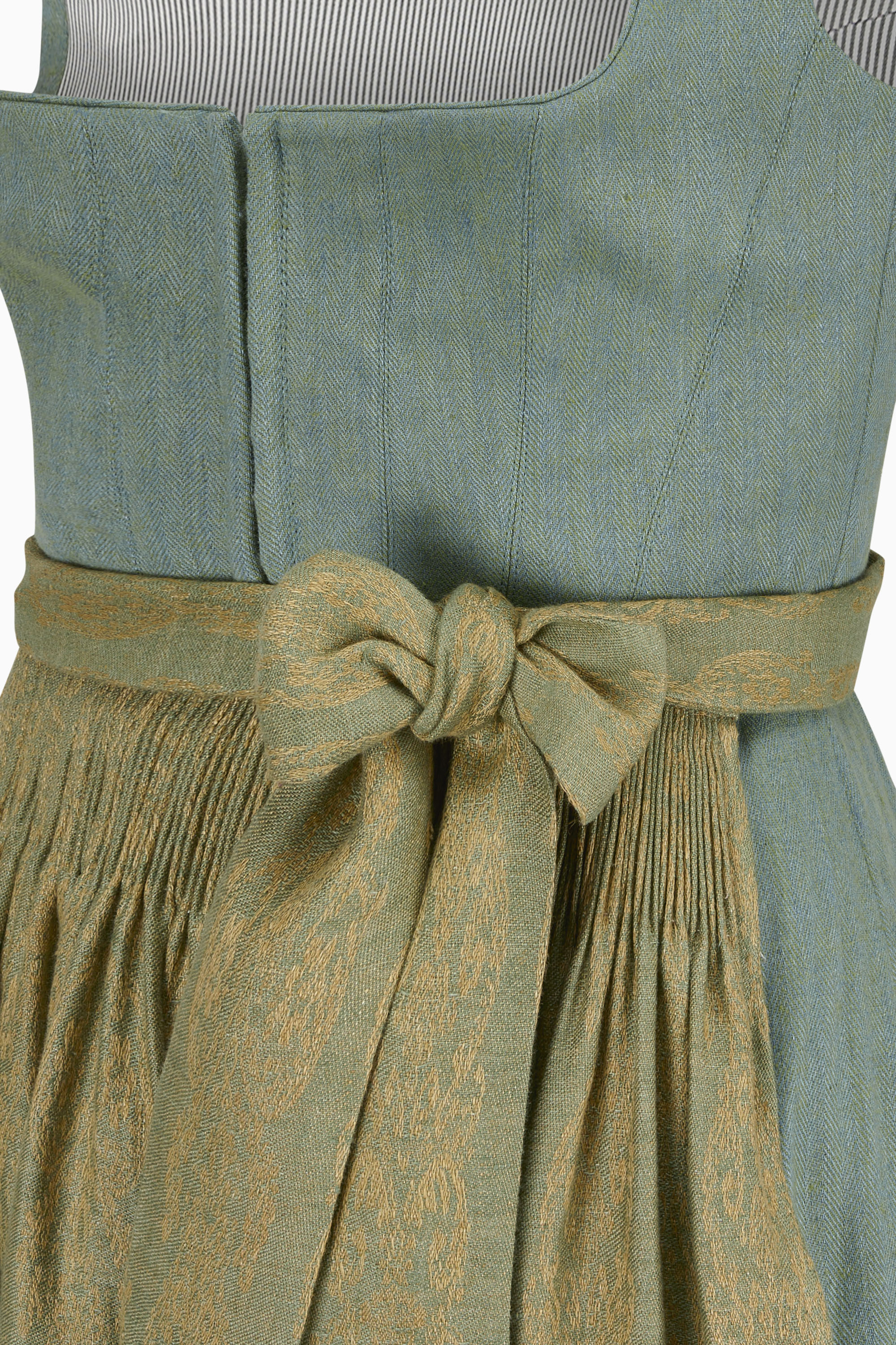 gottseidank-dirndl-antonia-gerader-ausschnitt-hakenverschluss image 3