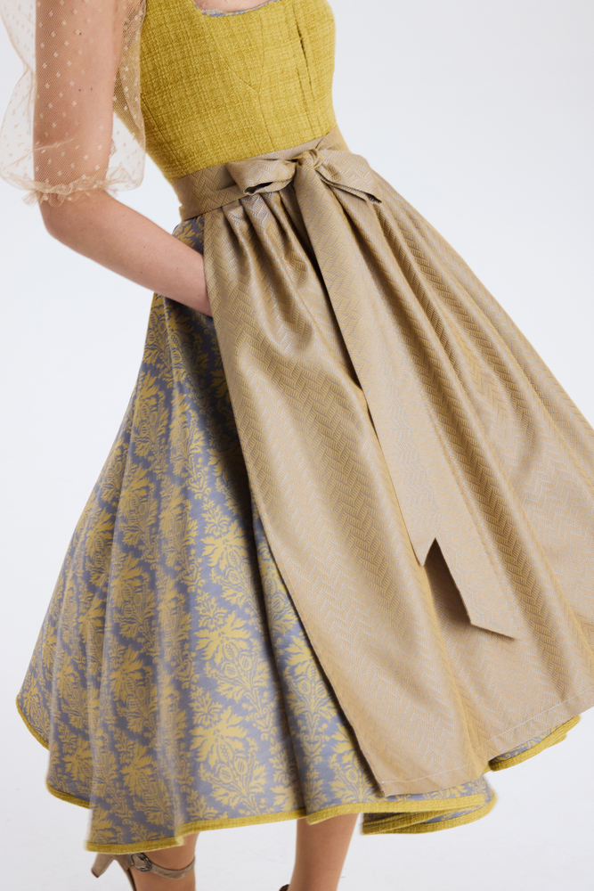 traumtrachten-dirndl-isabella-in-goldgelb image 6