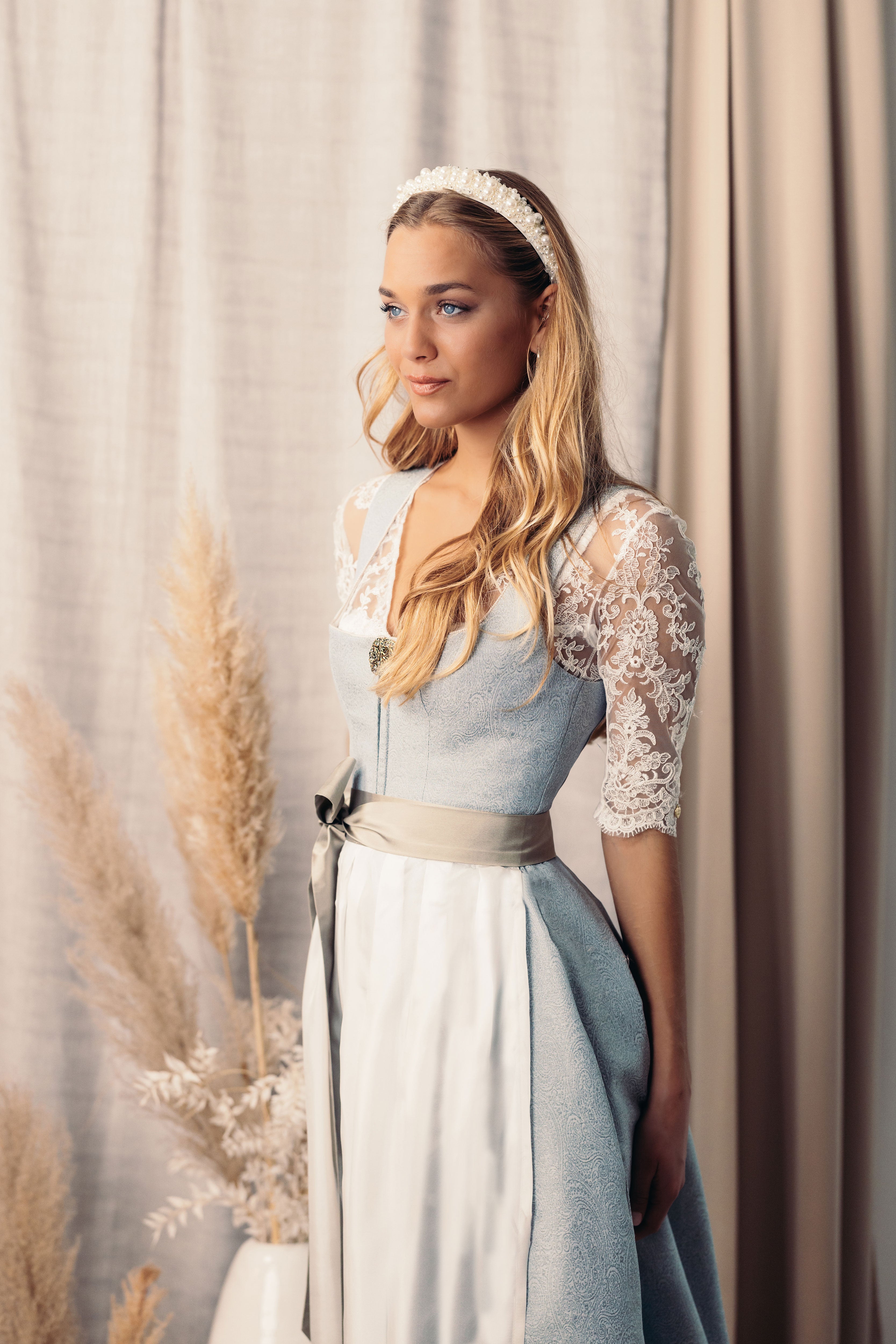 alpenherz-dirndl-lola-midi-hellblau-mit-sch-rze image 3