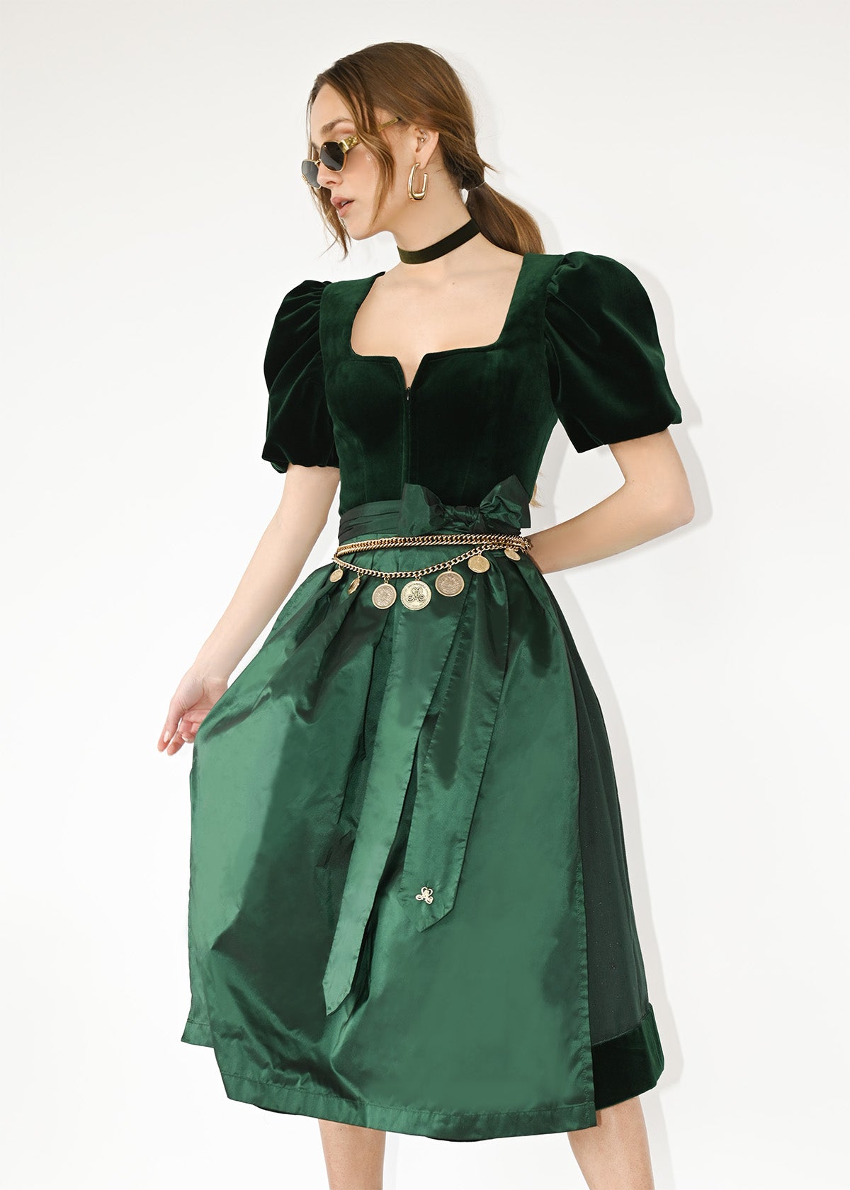 alpenherz-samtdirndl-arina-tannengr-nes-dirndl-mit-abnehmbarem-puffarm image 3