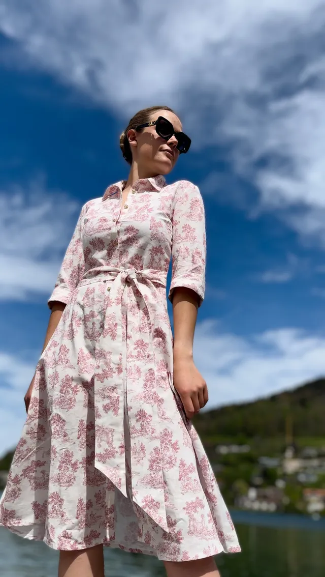 alpenherz-blusenkleid-monaco-sommerkleid-wei-rosa-toile-de-jouy image 1