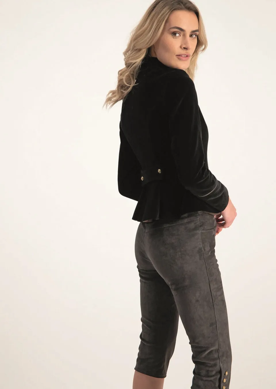 alpenherz-lederhose-franzi-damen-dreiviertel-mit-goldkn-pfen image 1