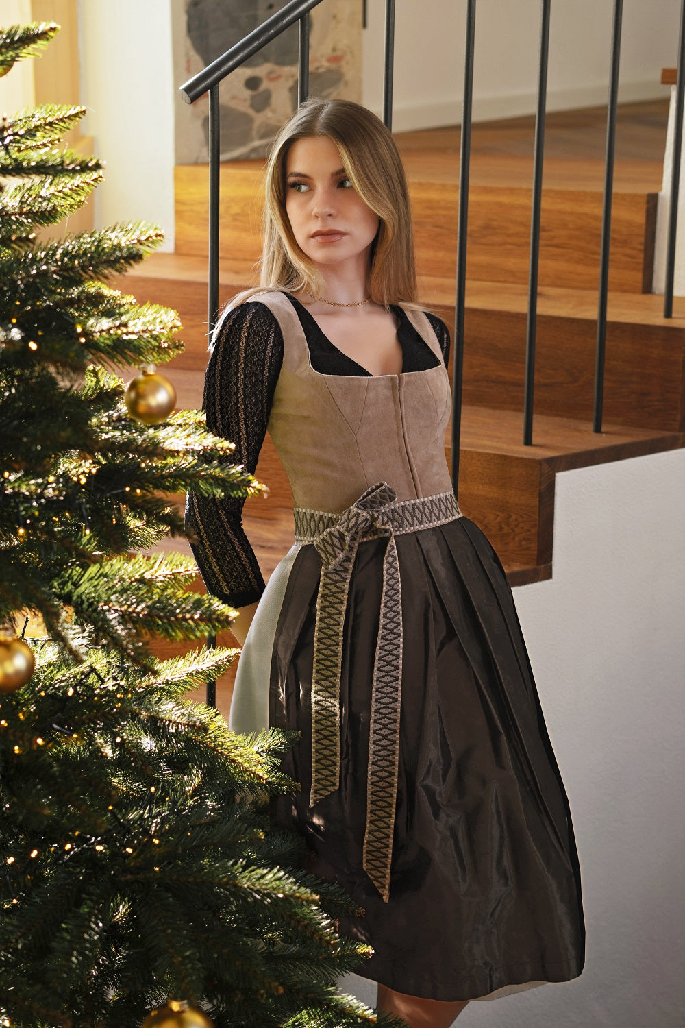 alpenherz-lederdirndl-yasmin-taupe-echtleder-dirndl image 8