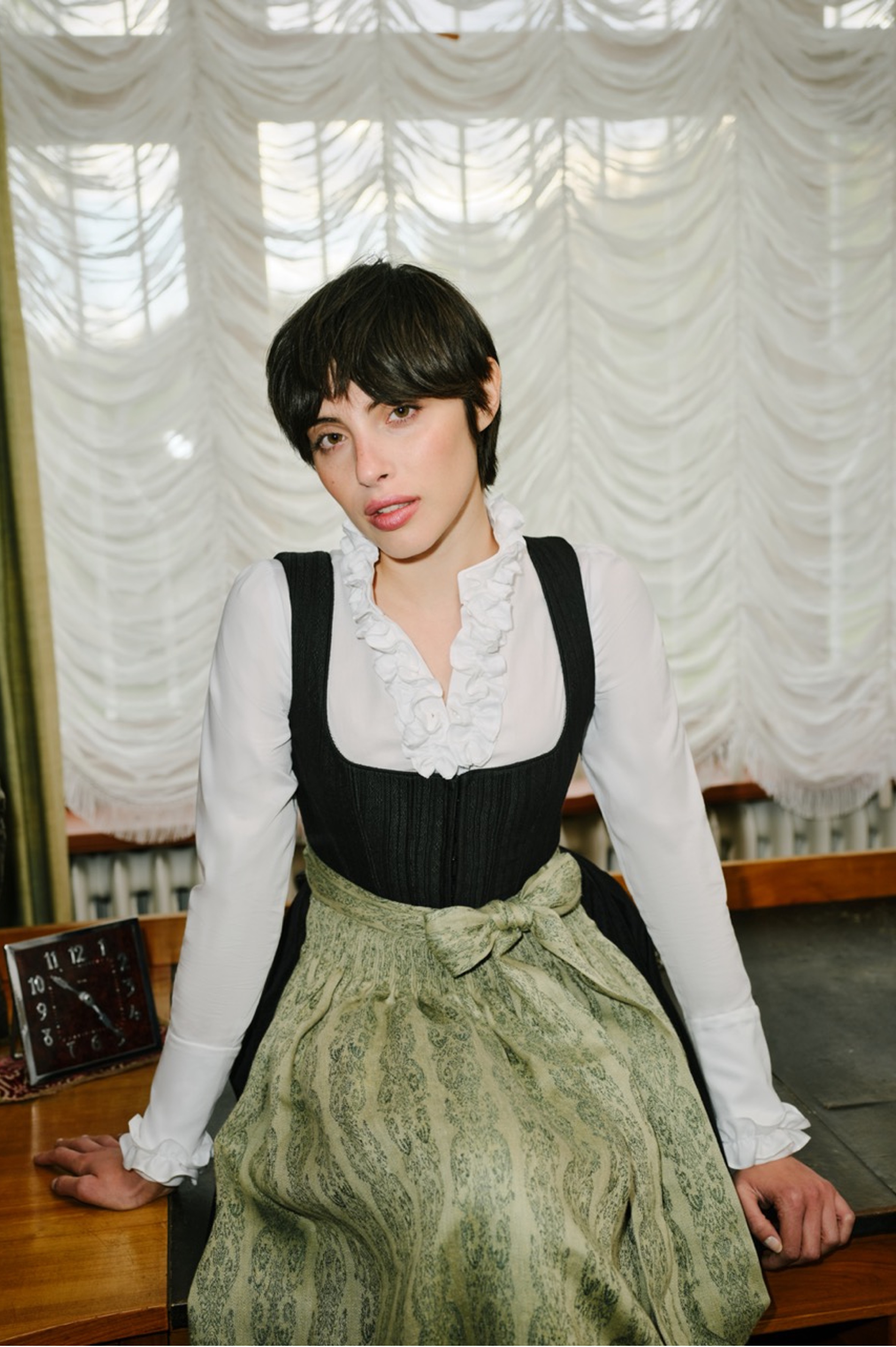 gottseidank-tonja-dirndl-faltenrock-sch-chen-haken image 2