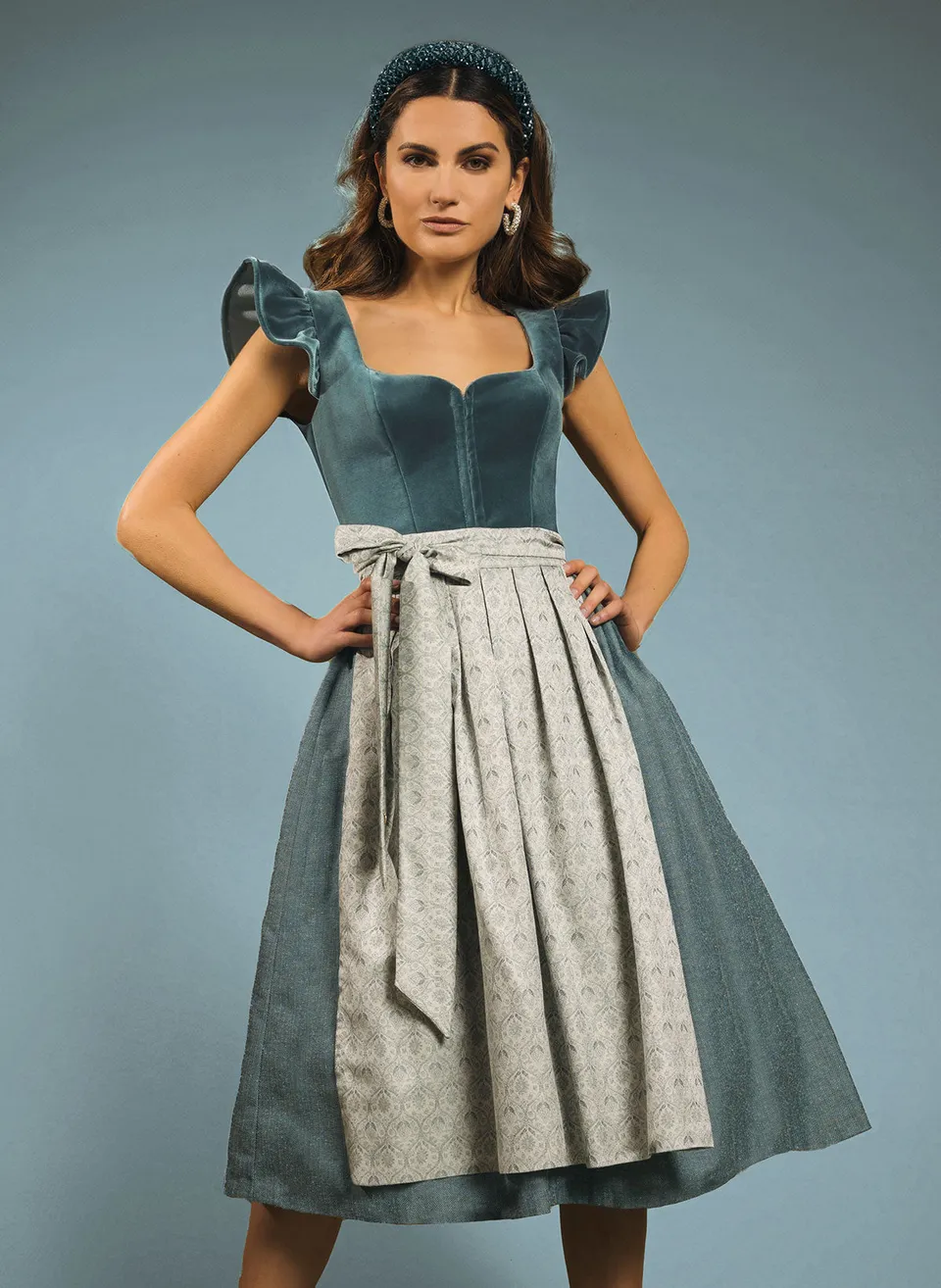 alpenherz-samtdirndl-melissa-mit-abkn-pfbarem-arm-in-eukalyptus image 1