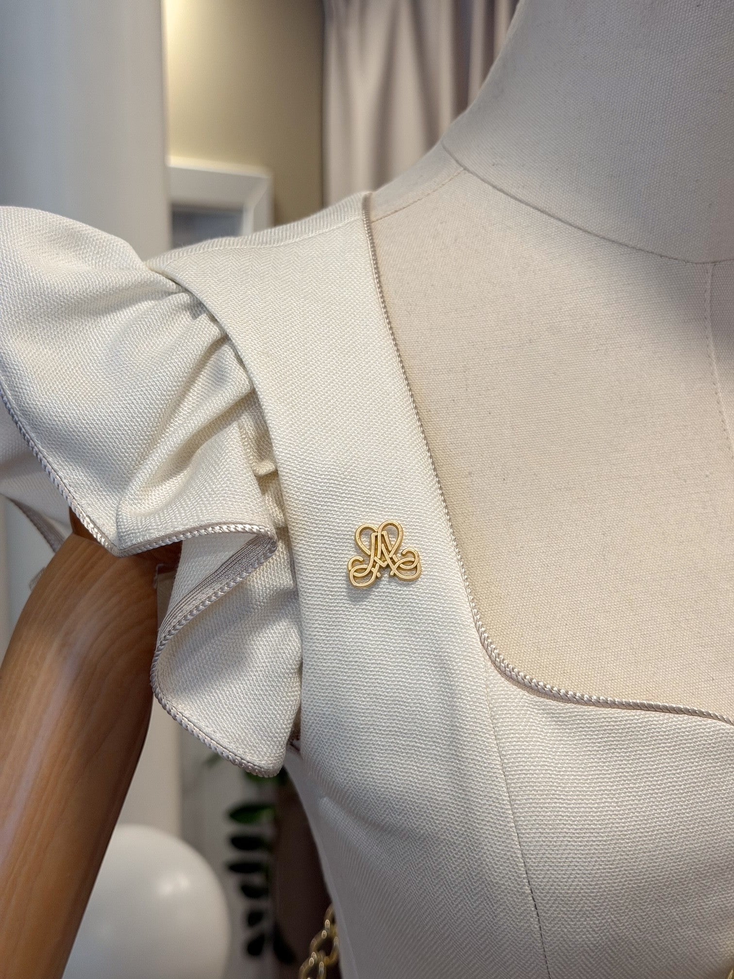 alpenherz-anstecknadel-gold-mit-monogramm image 2