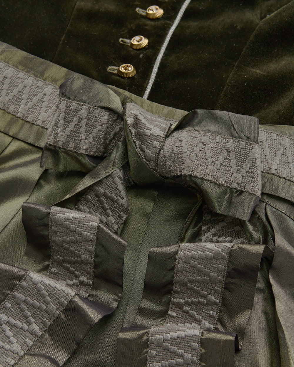 alpenherz-dirndl-ivy-samt-dirndl-oliv-mit-knopfleiste image 4